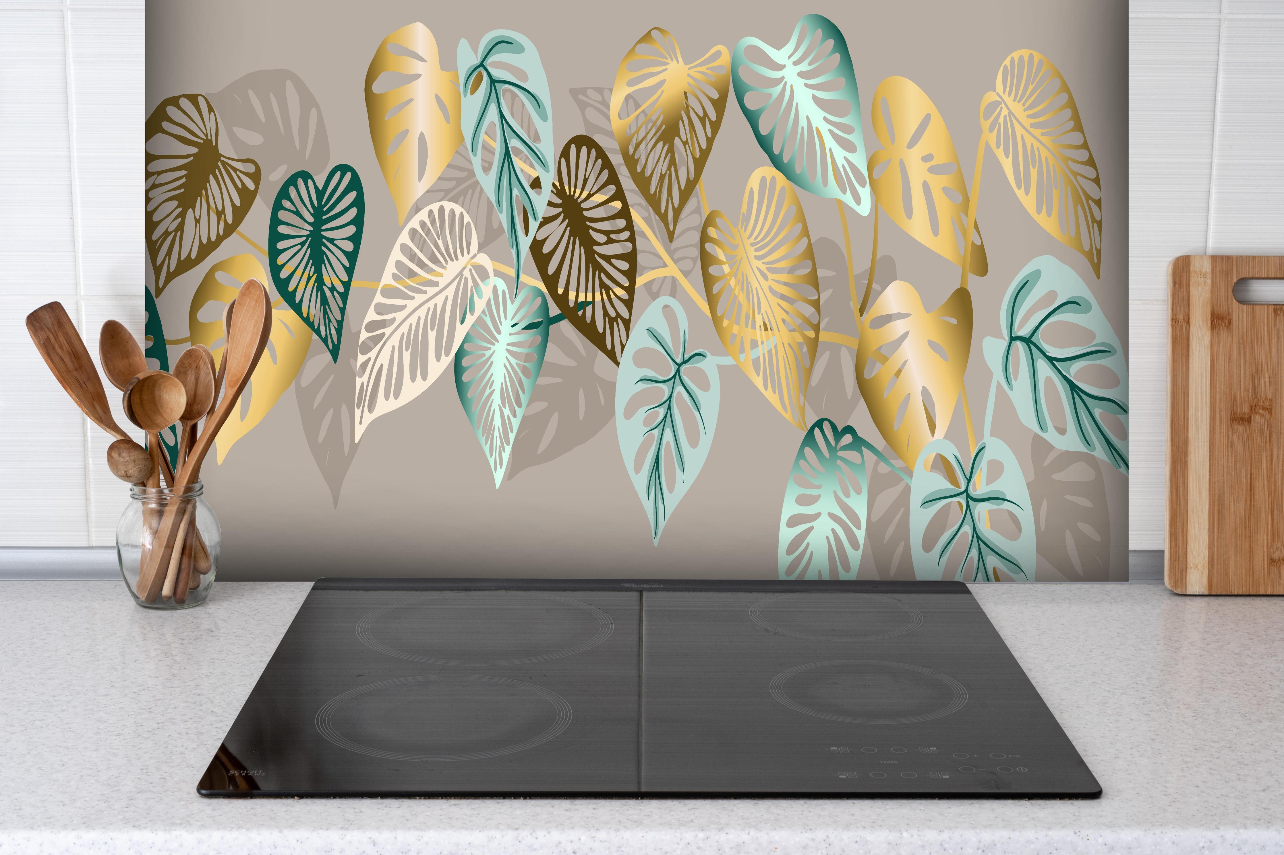 Spritzschutz - Elegantes Muster mit Gold-Mint Blättern hinter einem Cerankochfeld zwischen Holz-Kochutensilien
