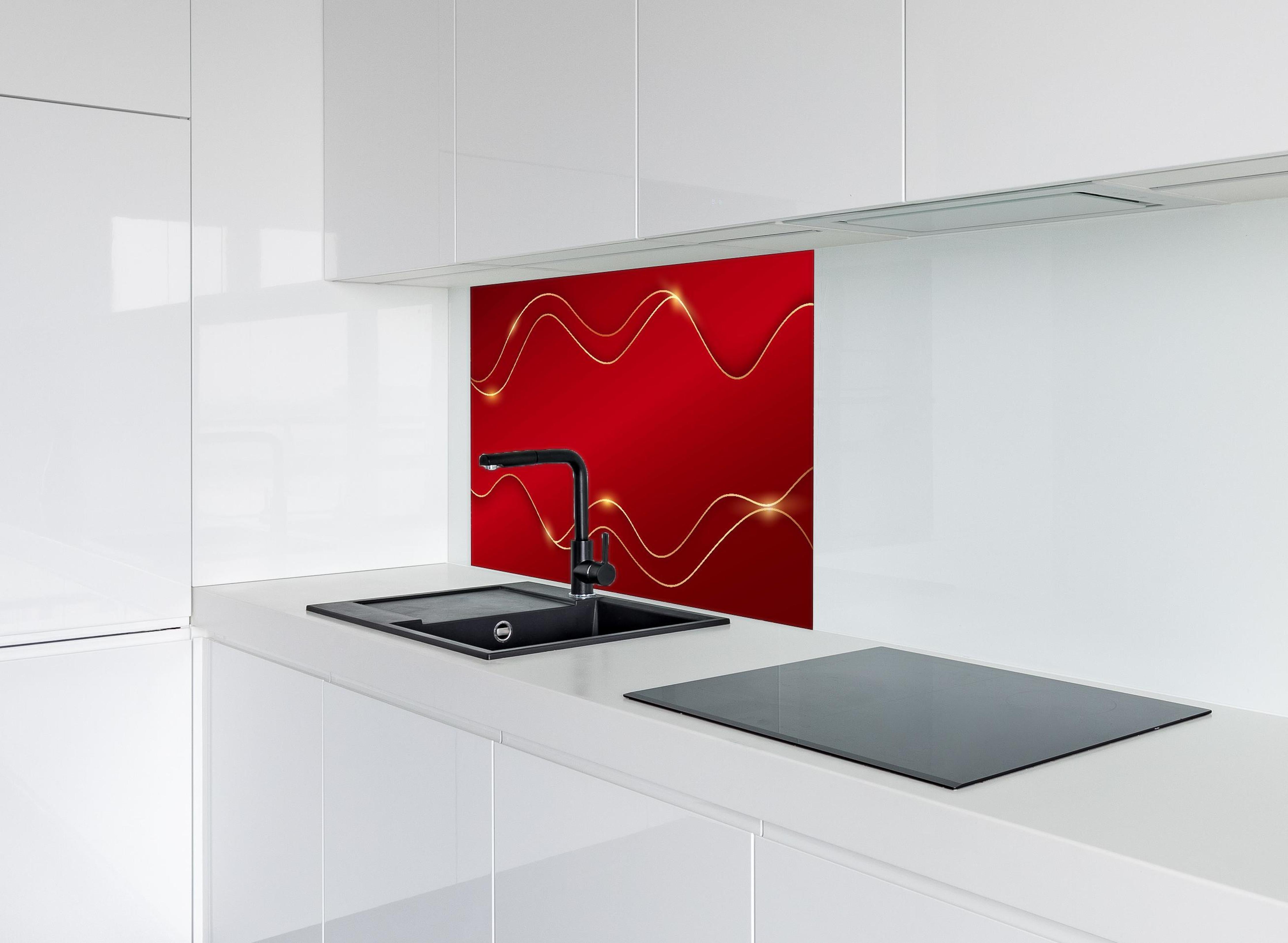 Spritzschutz - Elegantes Rot mit luxuriösen Goldlinien hinter einem Cerankochfeld zwischen Holz-Kochutensilien
