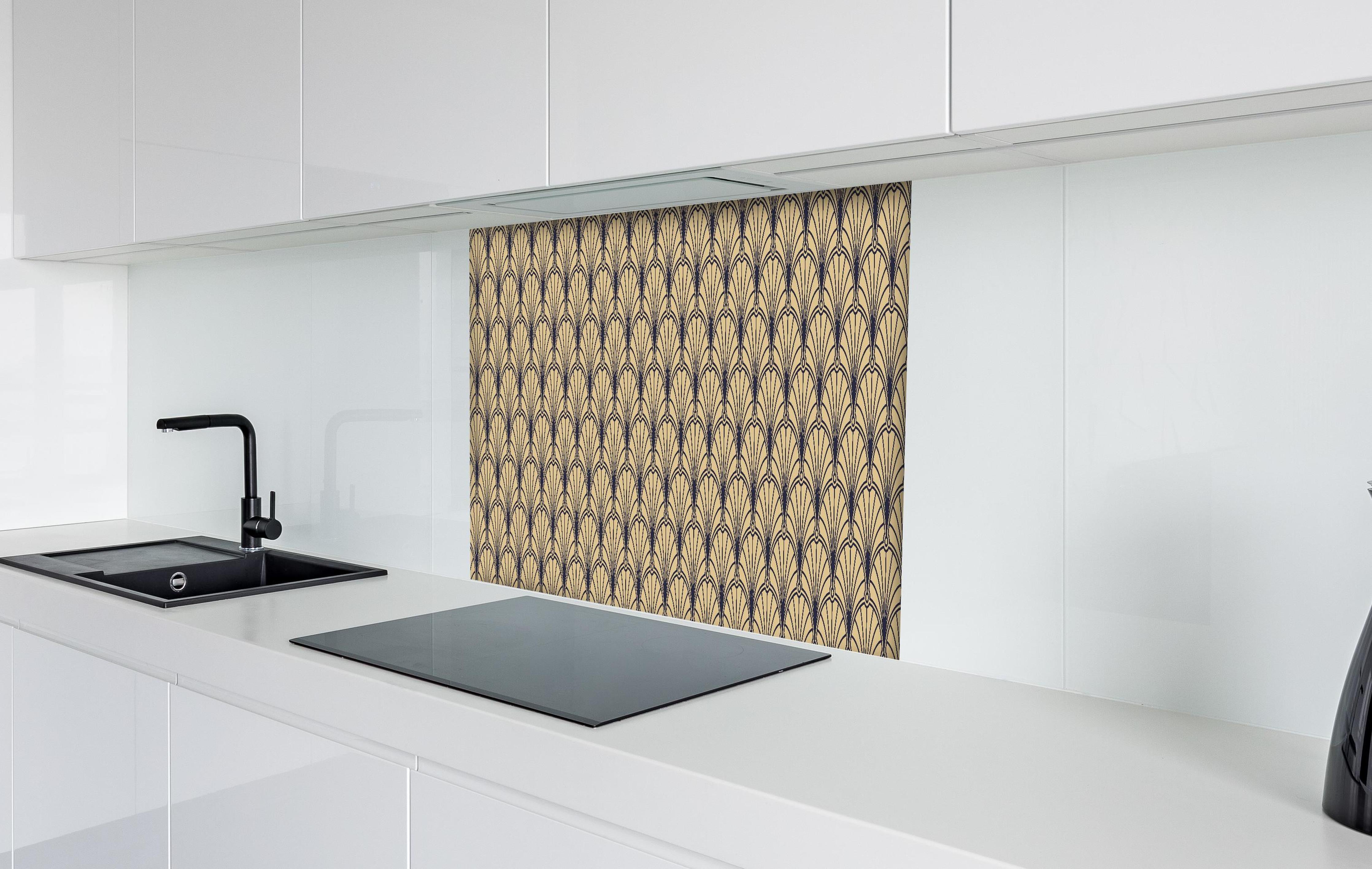 Spritzschutz - Elegantes Sepia Muster Design hinter einem Cerankochfeld zwischen Holz-Kochutensilien
