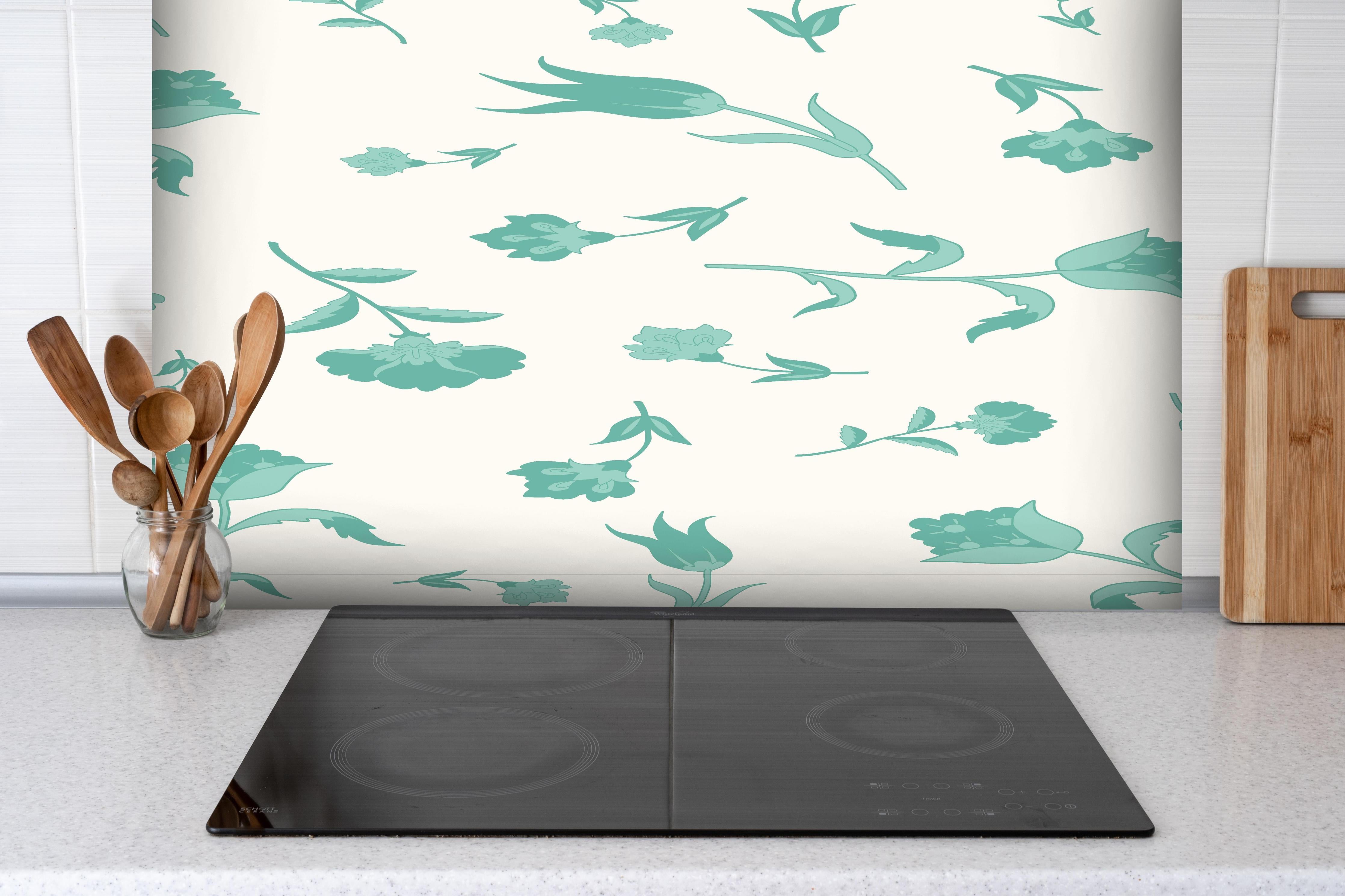 Spritzschutz - Elegantes Türkis-Weißes Blumenmuster hinter einem Cerankochfeld zwischen Holz-Kochutensilien

