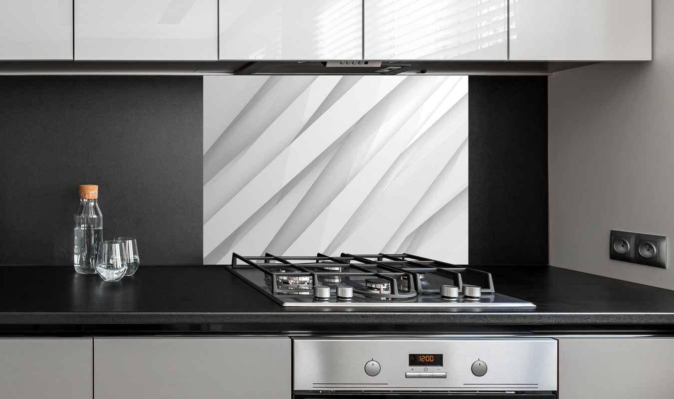 Spritzschutz - Elegantes abstraktes Weiß und Grau Muster hinter einem Cerankochfeld zwischen Holz-Kochutensilien
