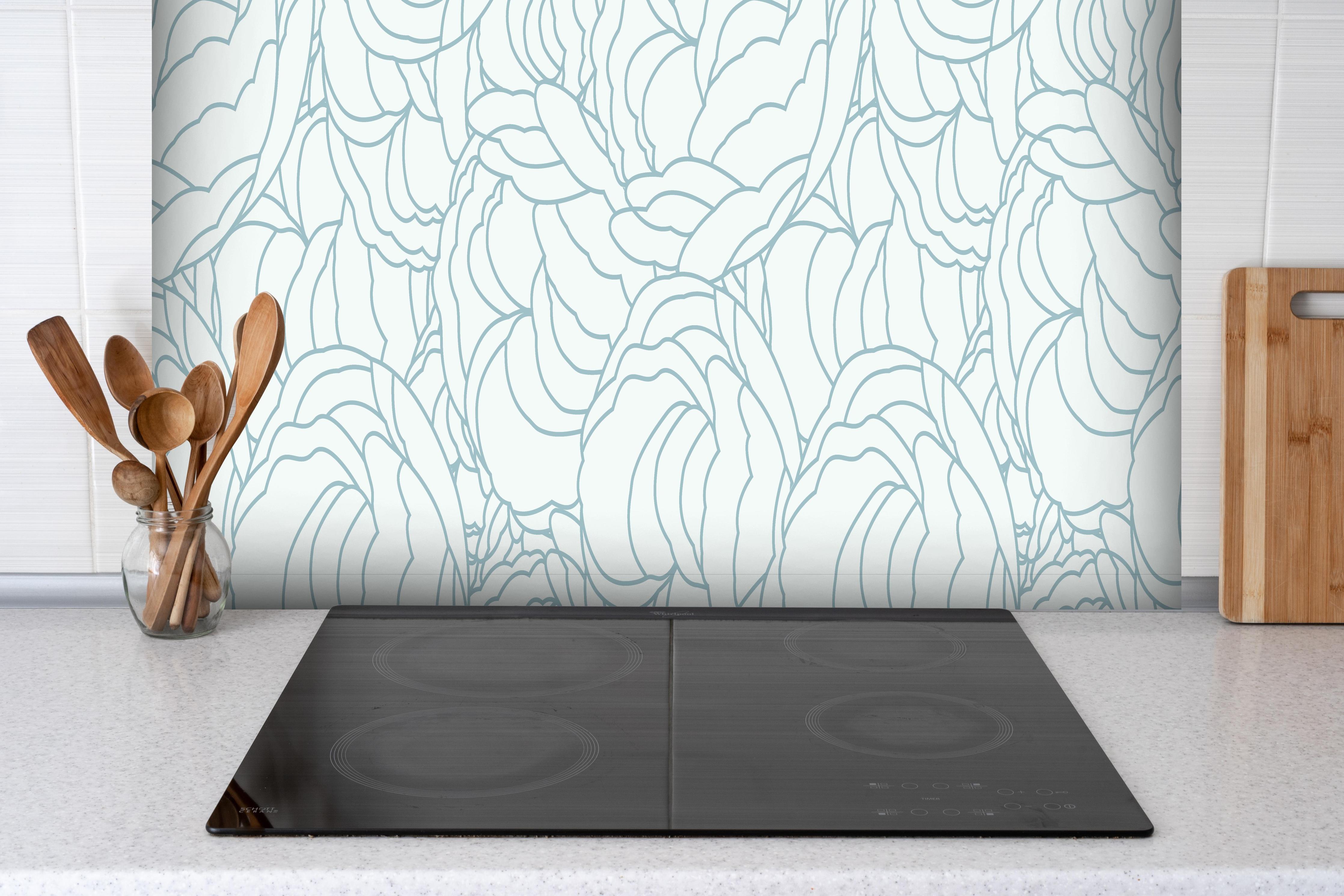 Spritzschutz - Elegantes grau-weißes Rosen-Muster Design hinter einem Cerankochfeld zwischen Holz-Kochutensilien
