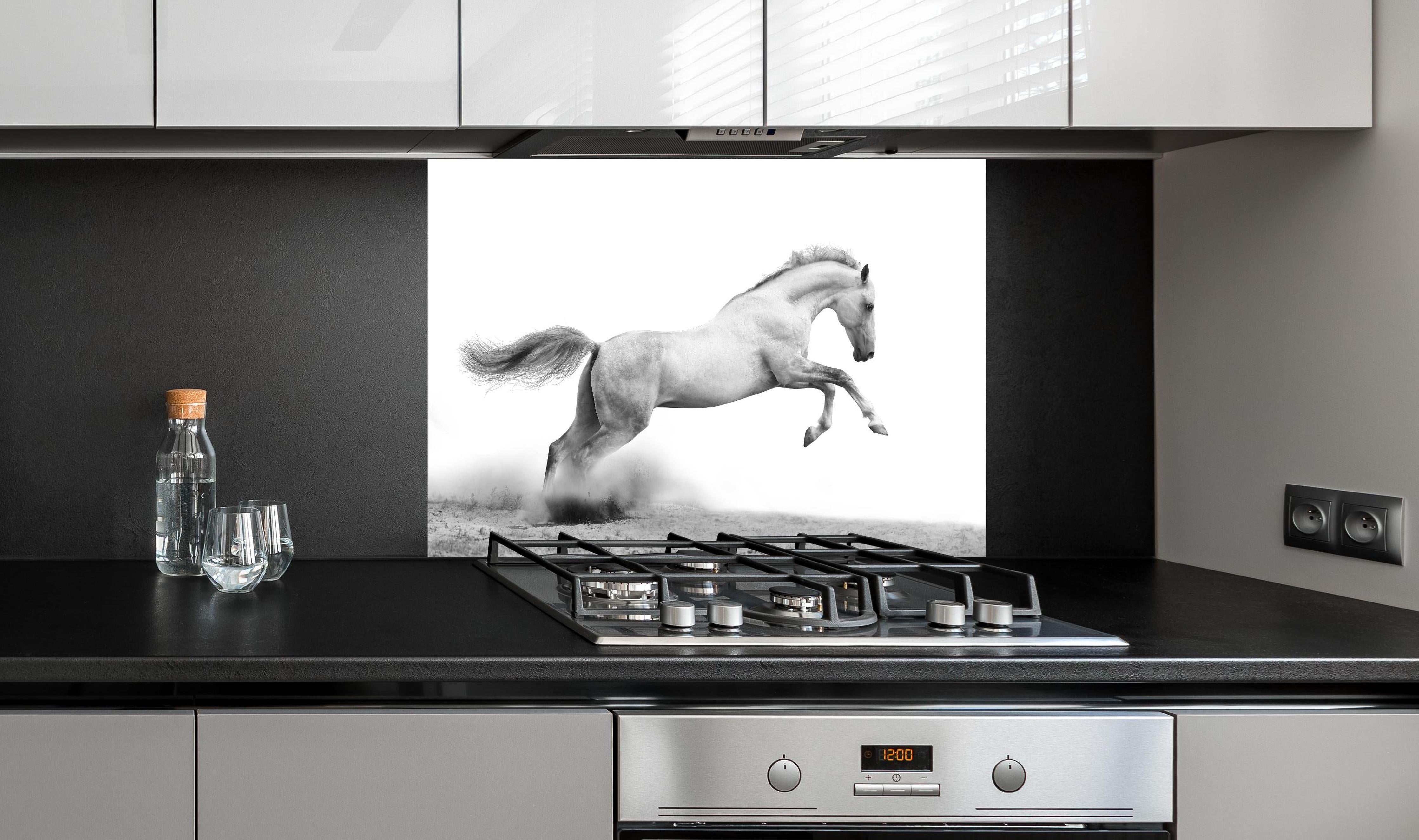 Spritzschutz - Elegantes silberweißes Pferd in Bewegung hinter einem Cerankochfeld zwischen Holz-Kochutensilien

