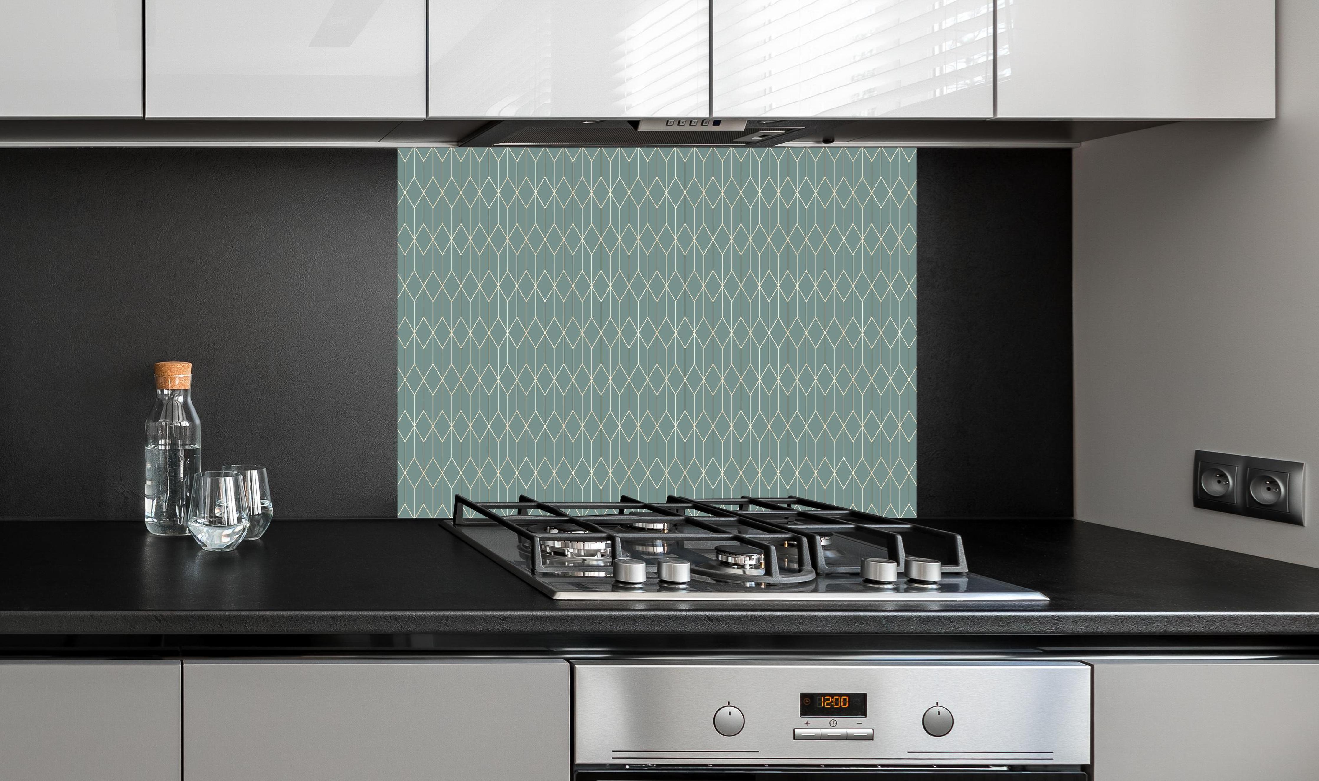 Spritzschutz - Elegantes türkisfarbenes Wellenmuster hinter einem Cerankochfeld zwischen Holz-Kochutensilien
