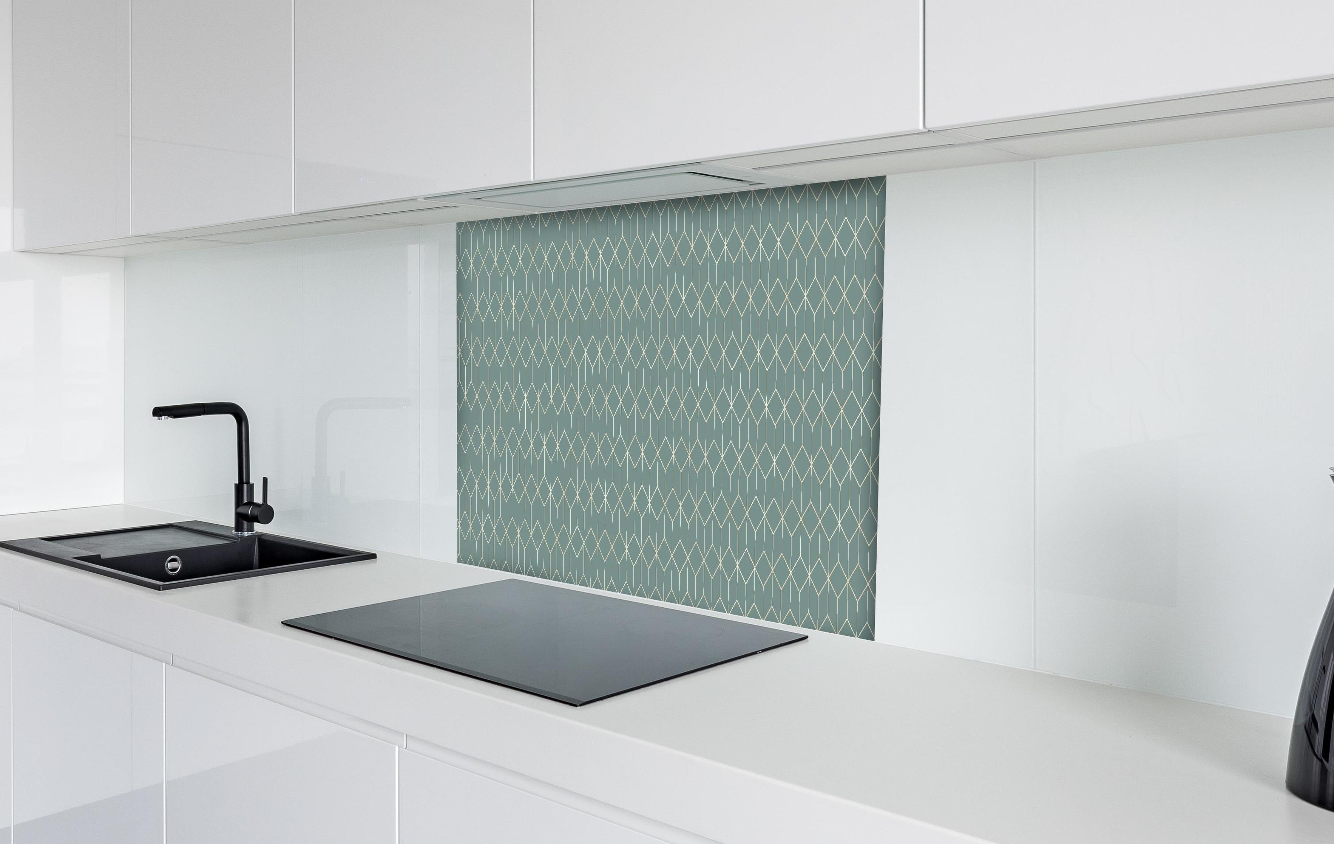 Spritzschutz - Elegantes türkisfarbenes Wellenmuster hinter einem Cerankochfeld zwischen Holz-Kochutensilien
