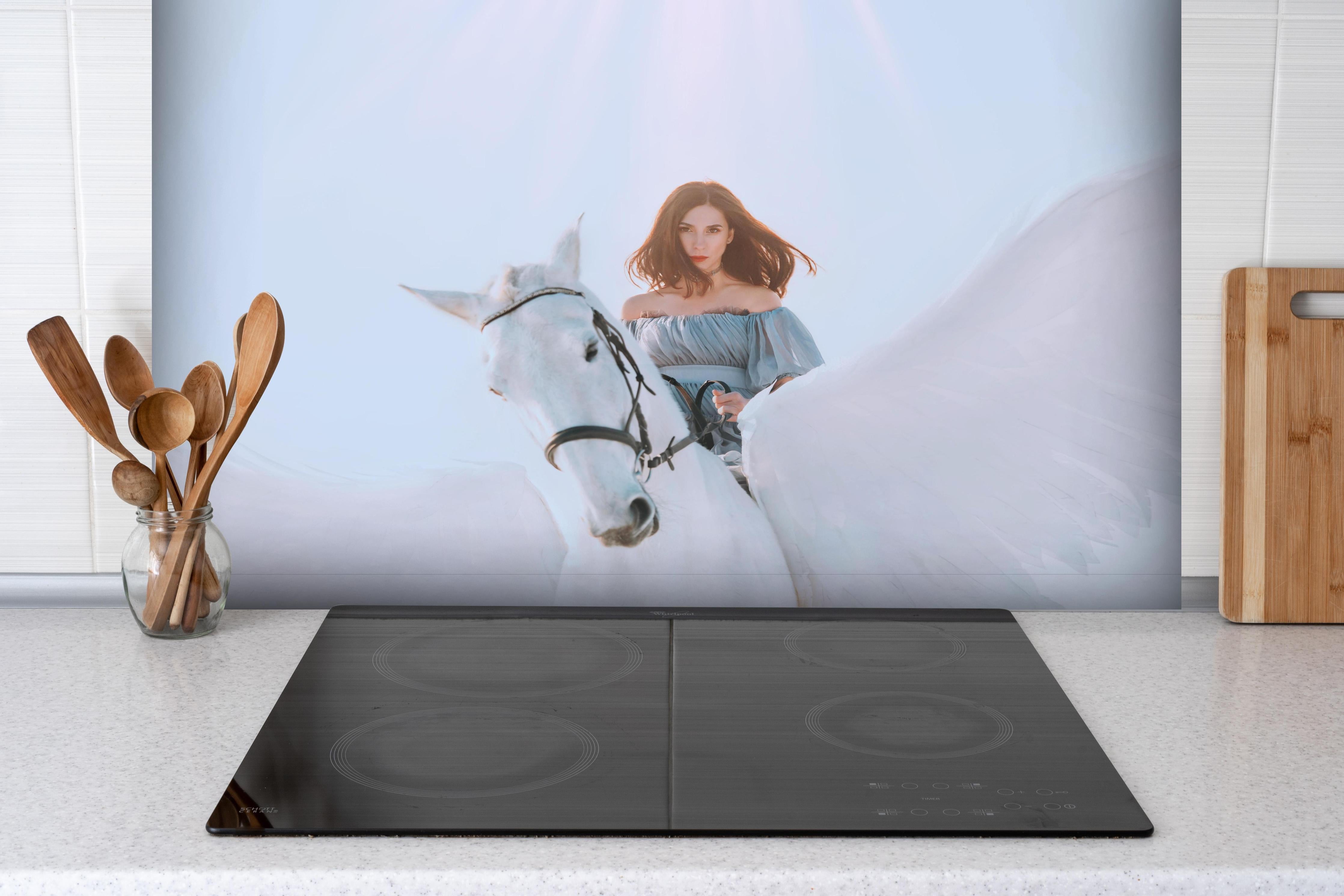 Spritzschutz - Engel auf Pegasus in weißem Himmel hinter einem Cerankochfeld zwischen Holz-Kochutensilien
