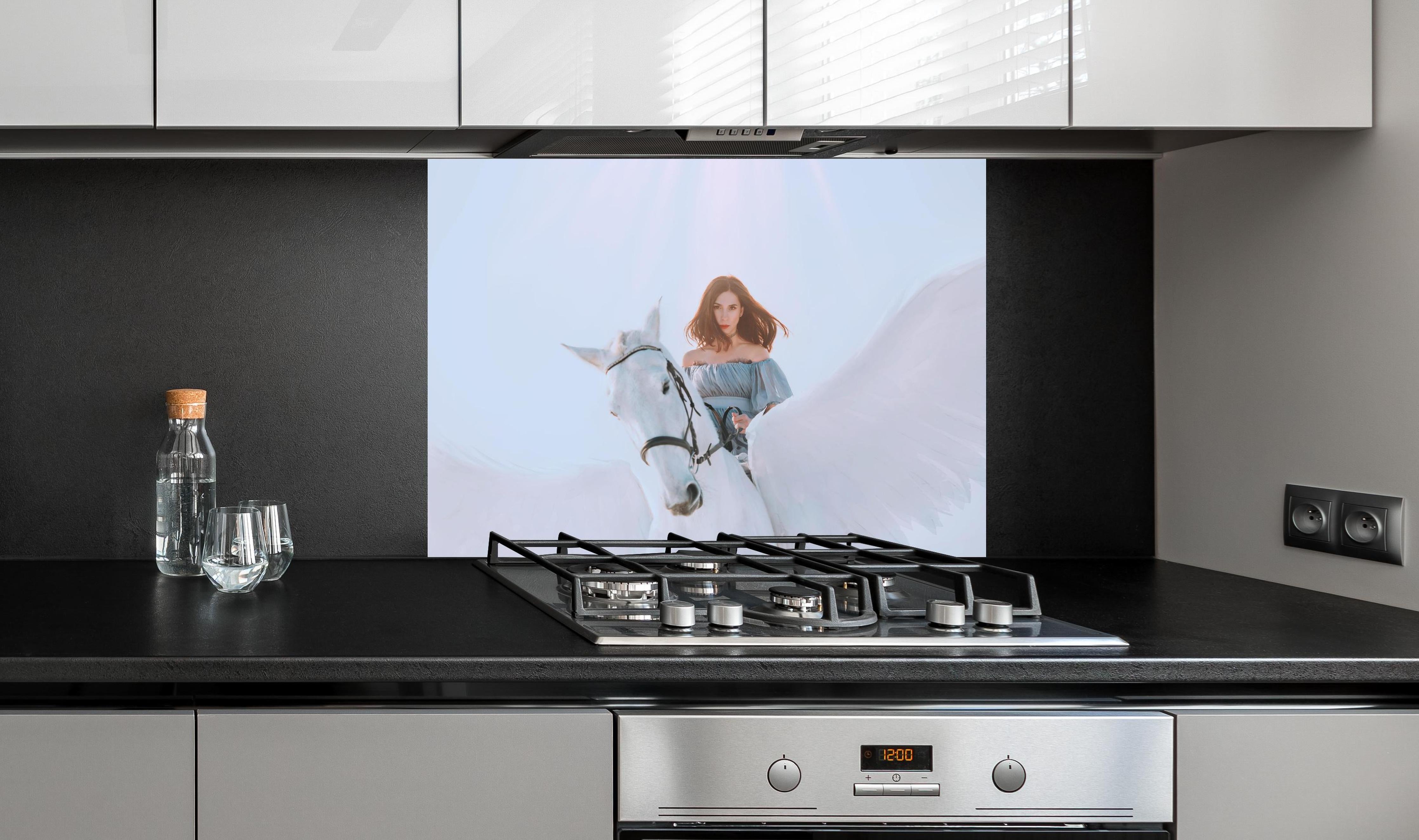 Spritzschutz - Engel auf Pegasus in weißem Himmel hinter einem Cerankochfeld zwischen Holz-Kochutensilien
