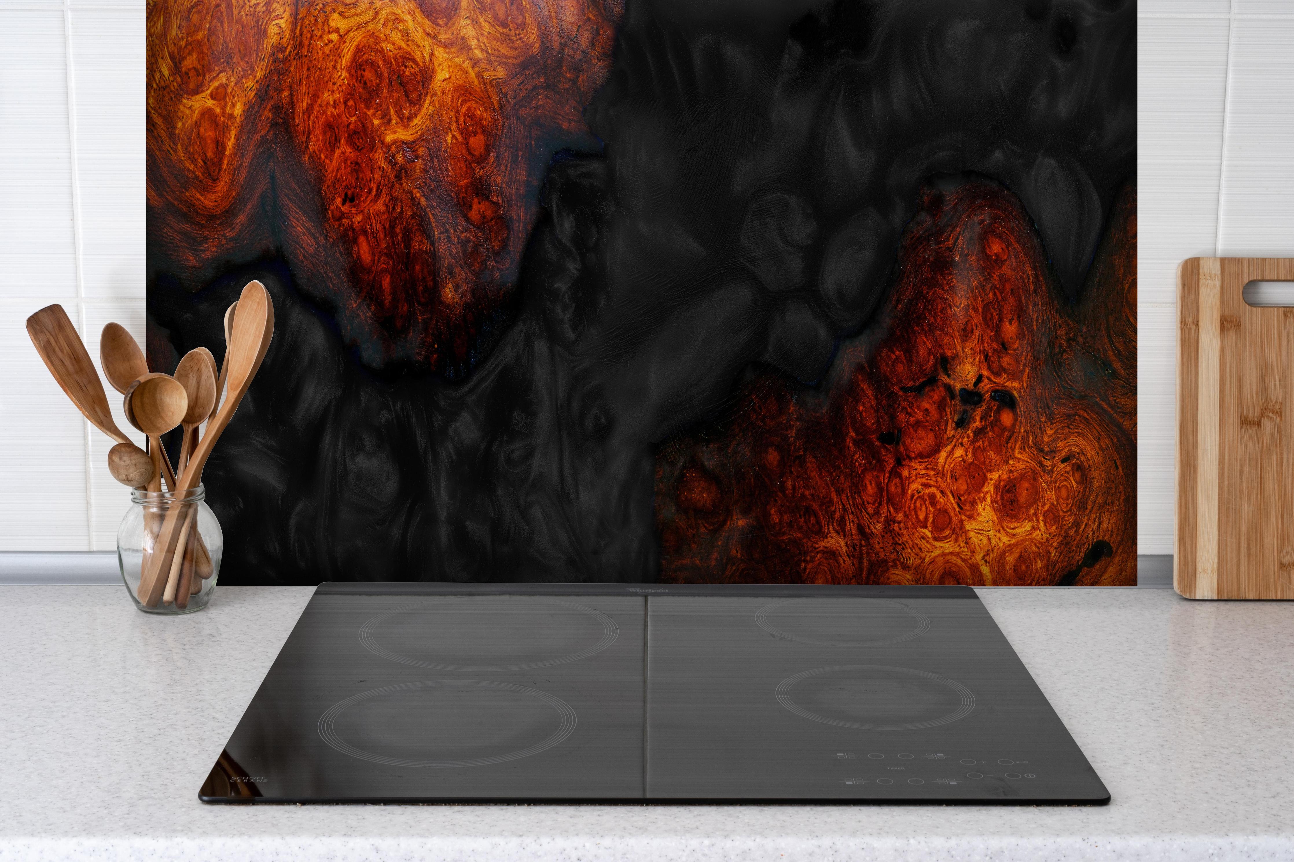 Spritzschutz - Epoxid Maserholz Textur Dunkel Orange hinter einem Cerankochfeld zwischen Holz-Kochutensilien

