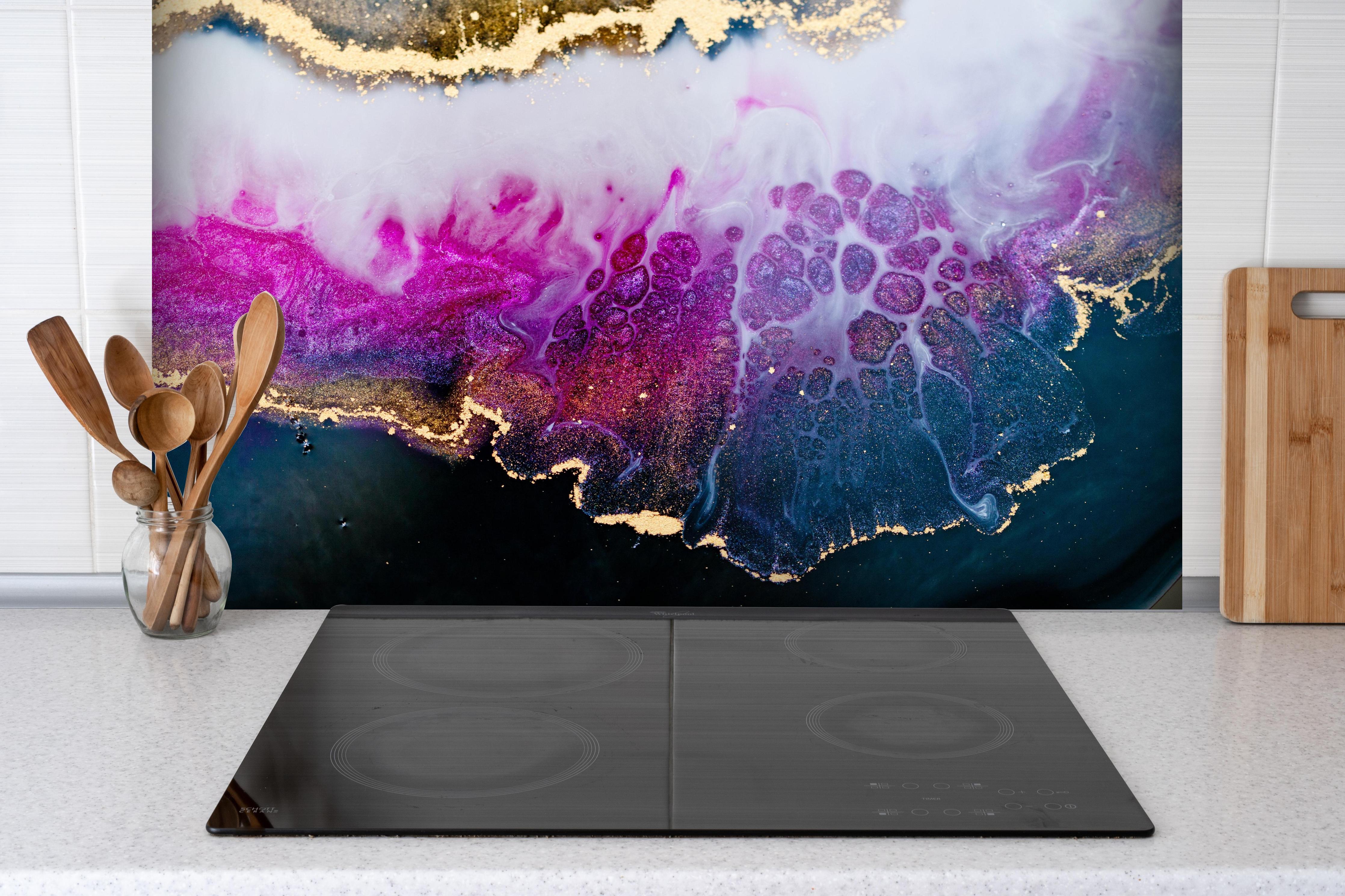 Spritzschutz - Epoxyharz Kunstwerk Lila-Gold Abstraktion hinter einem Cerankochfeld zwischen Holz-Kochutensilien
