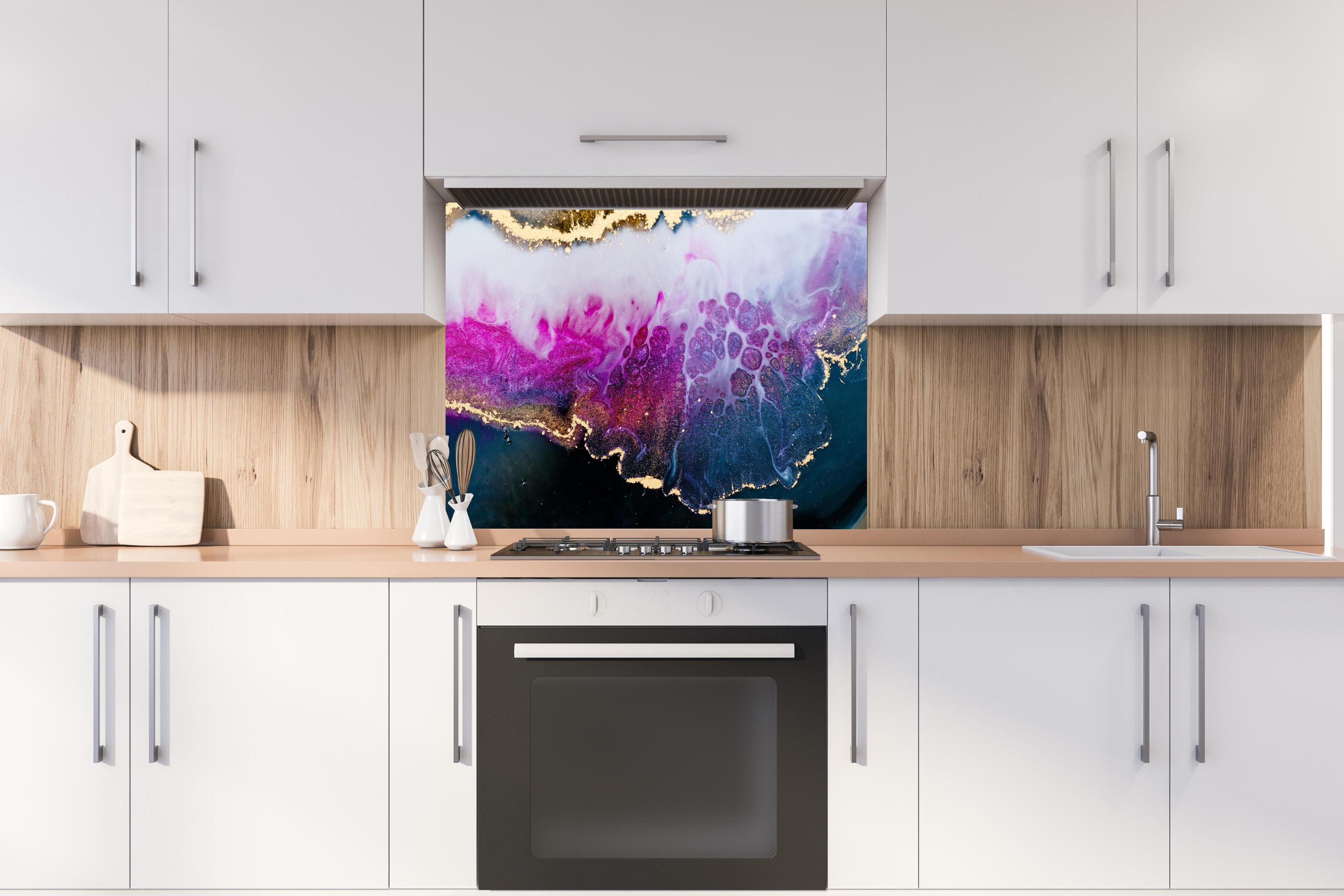 Spritzschutz - Epoxyharz Kunstwerk Lila-Gold Abstraktion hinter einem Cerankochfeld zwischen Holz-Kochutensilien
