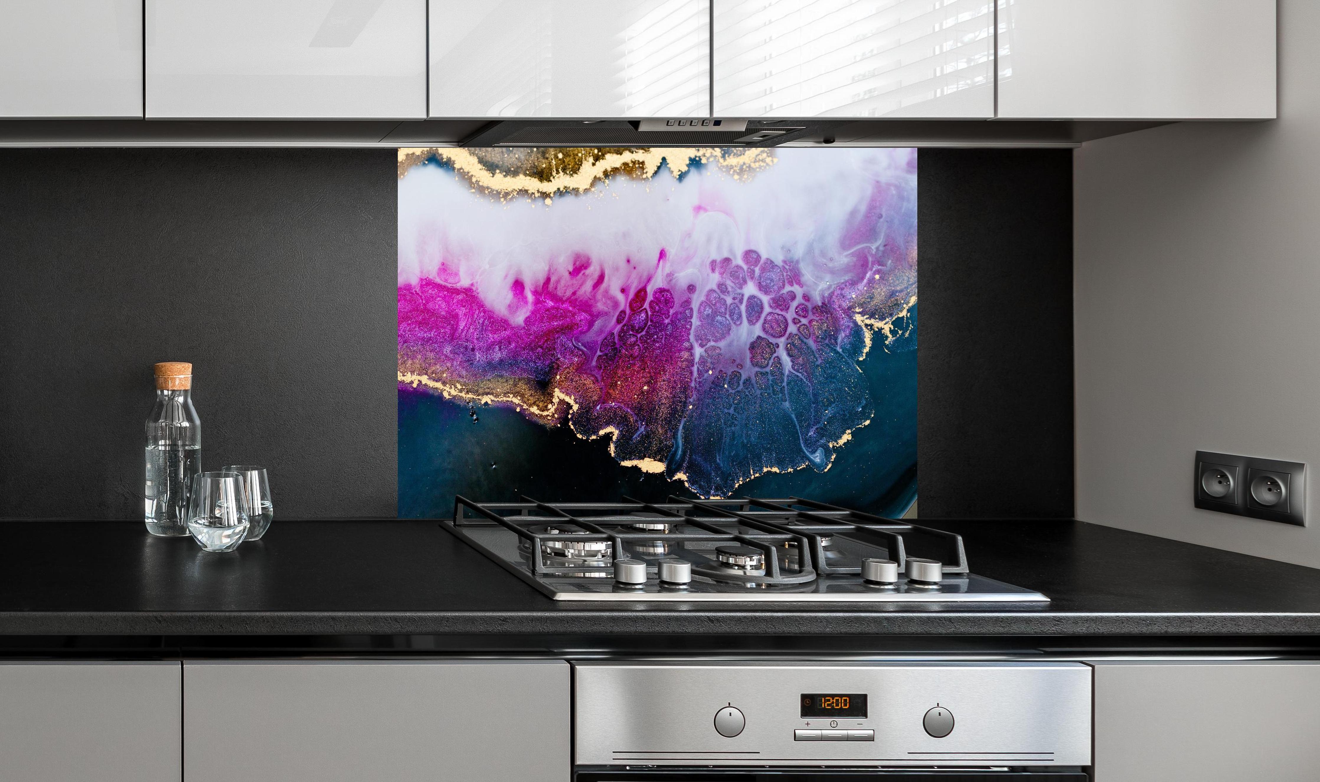 Spritzschutz - Epoxyharz Kunstwerk Lila-Gold Abstraktion hinter einem Cerankochfeld zwischen Holz-Kochutensilien
