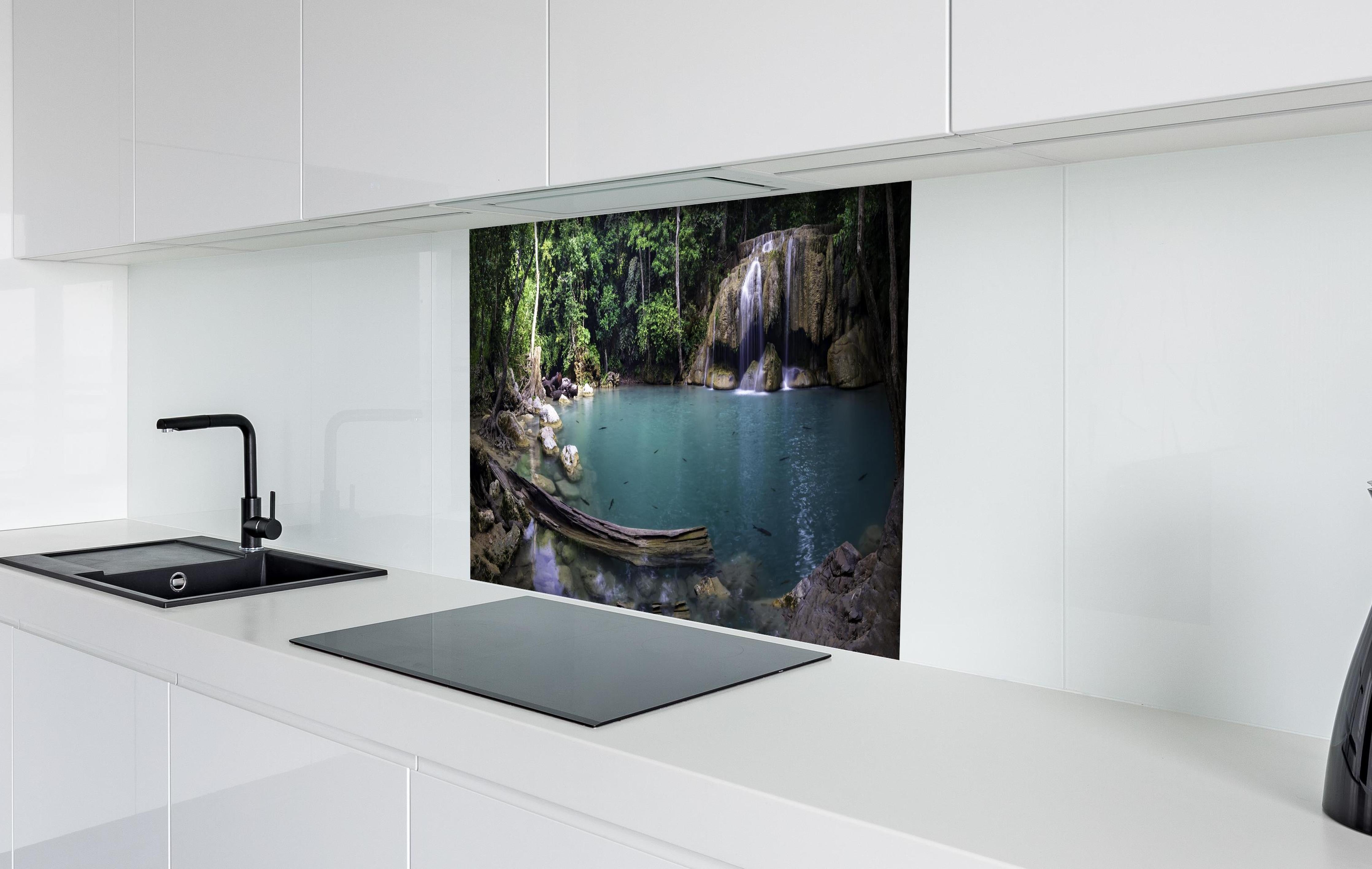 Spritzschutz - Erawan-Wasserfall im tropischen Dschungel Surrou hinter einem Cerankochfeld zwischen Holz-Kochutensilien
