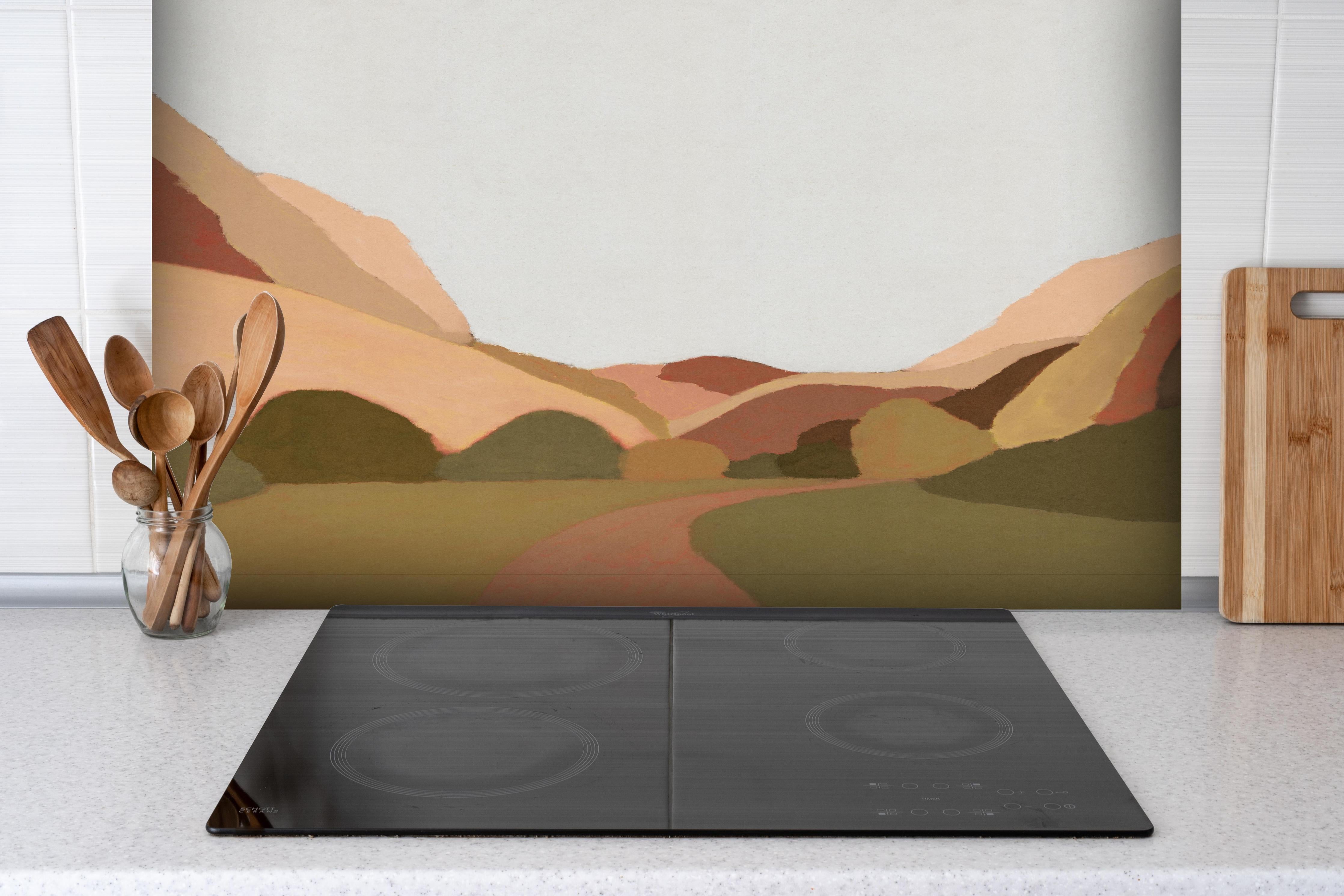 Spritzschutz - Erde Töne Berge Wald Digitalkunst hinter einem Cerankochfeld zwischen Holz-Kochutensilien
