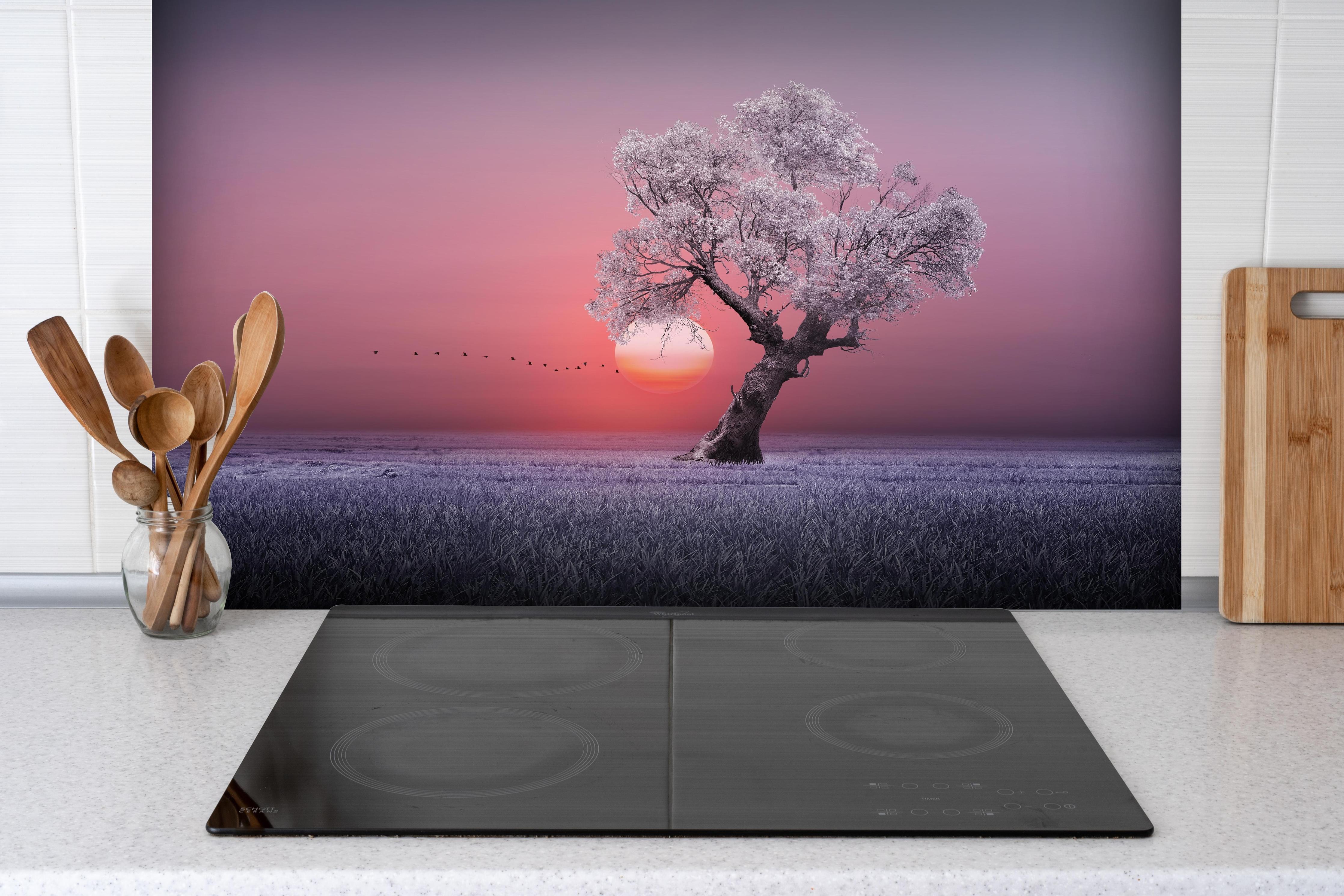 Spritzschutz - Erstaunlicher Morgengrauen hinter einem Cerankochfeld zwischen Holz-Kochutensilien
