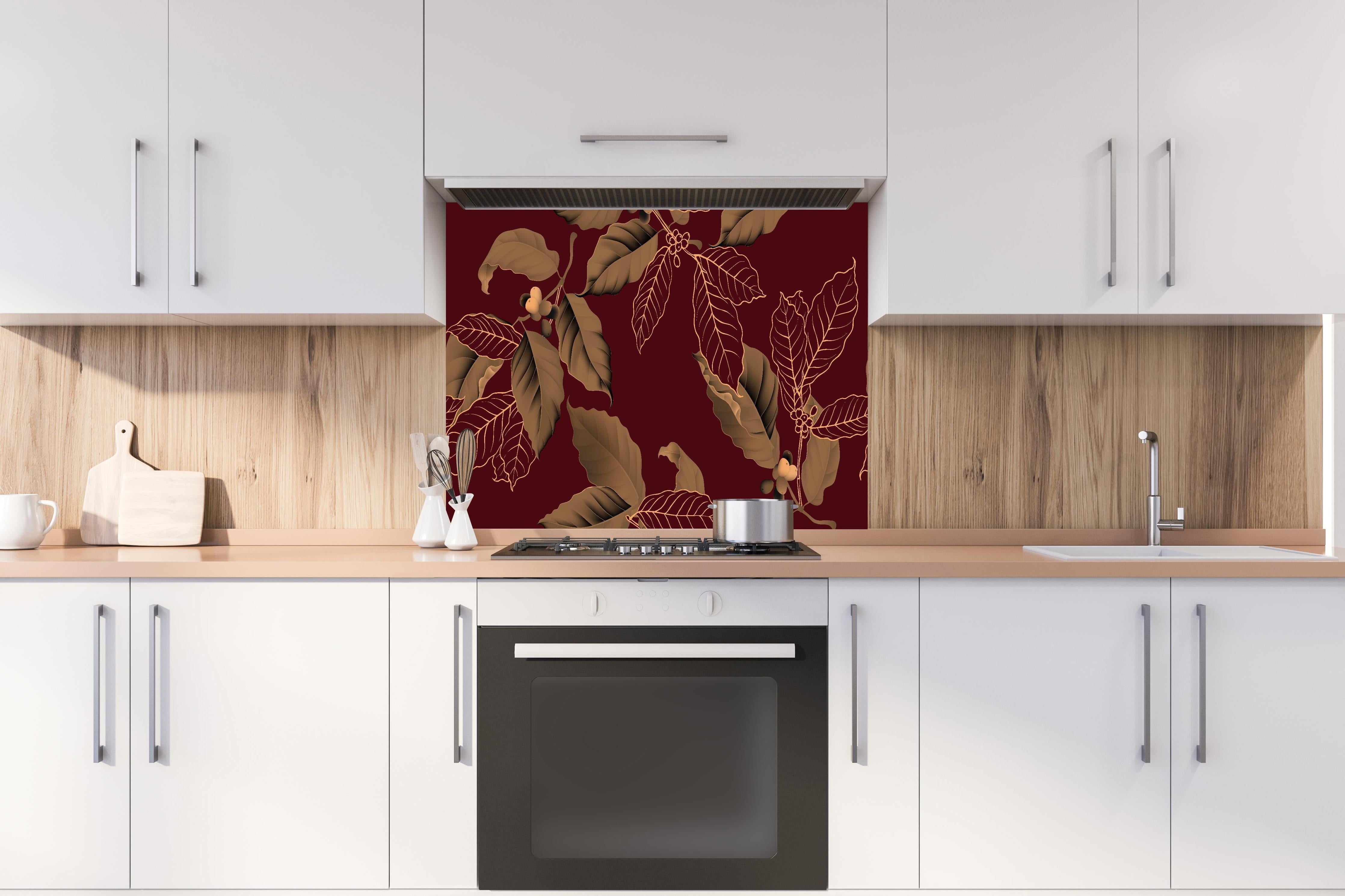 Spritzschutz - Exklusives Kaffeeblätter-Design auf Rot hinter einem Cerankochfeld zwischen Holz-Kochutensilien
