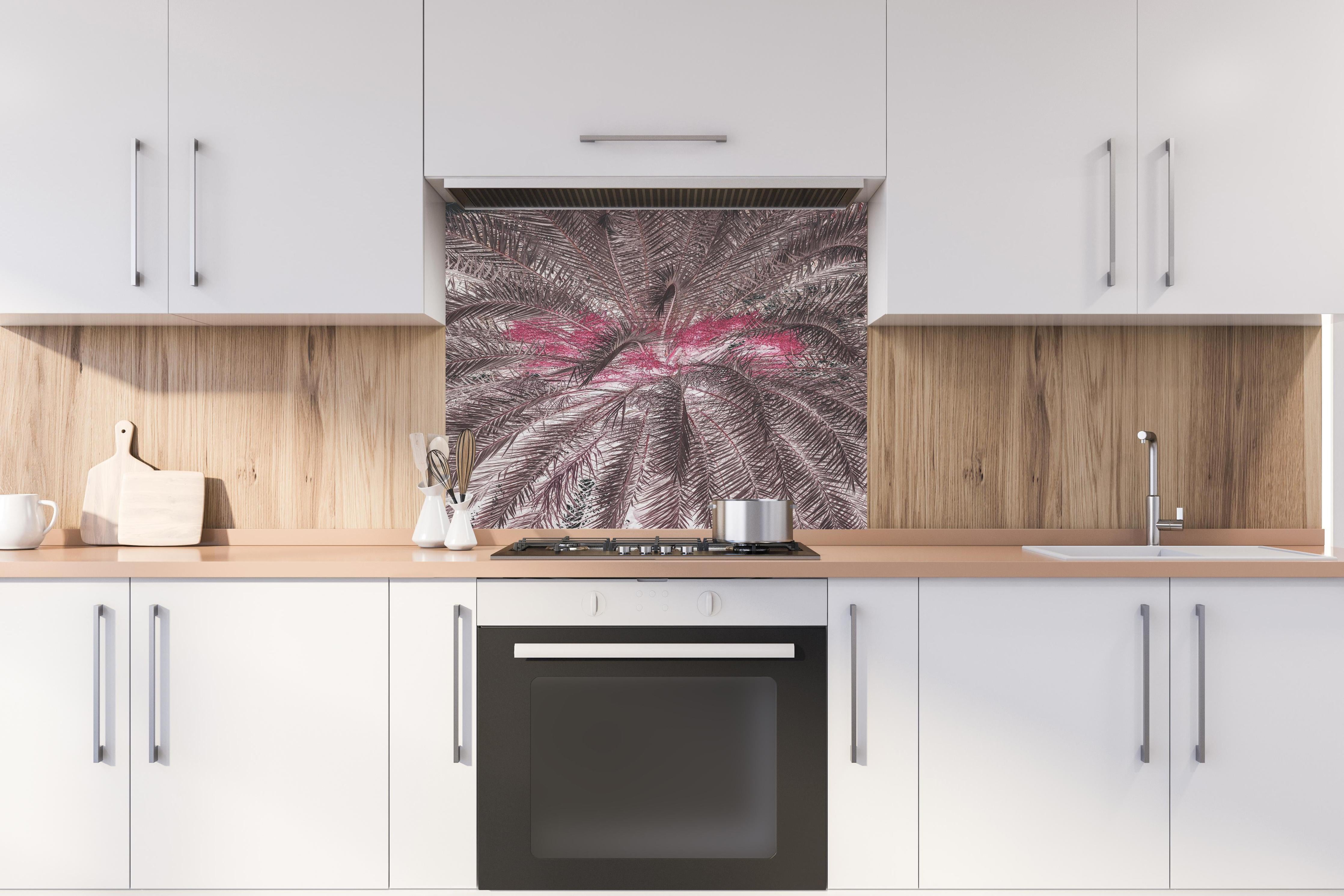 Spritzschutz - Exotic Pink-Purple Palm Texture Close-Up hinter einem Cerankochfeld zwischen Holz-Kochutensilien
