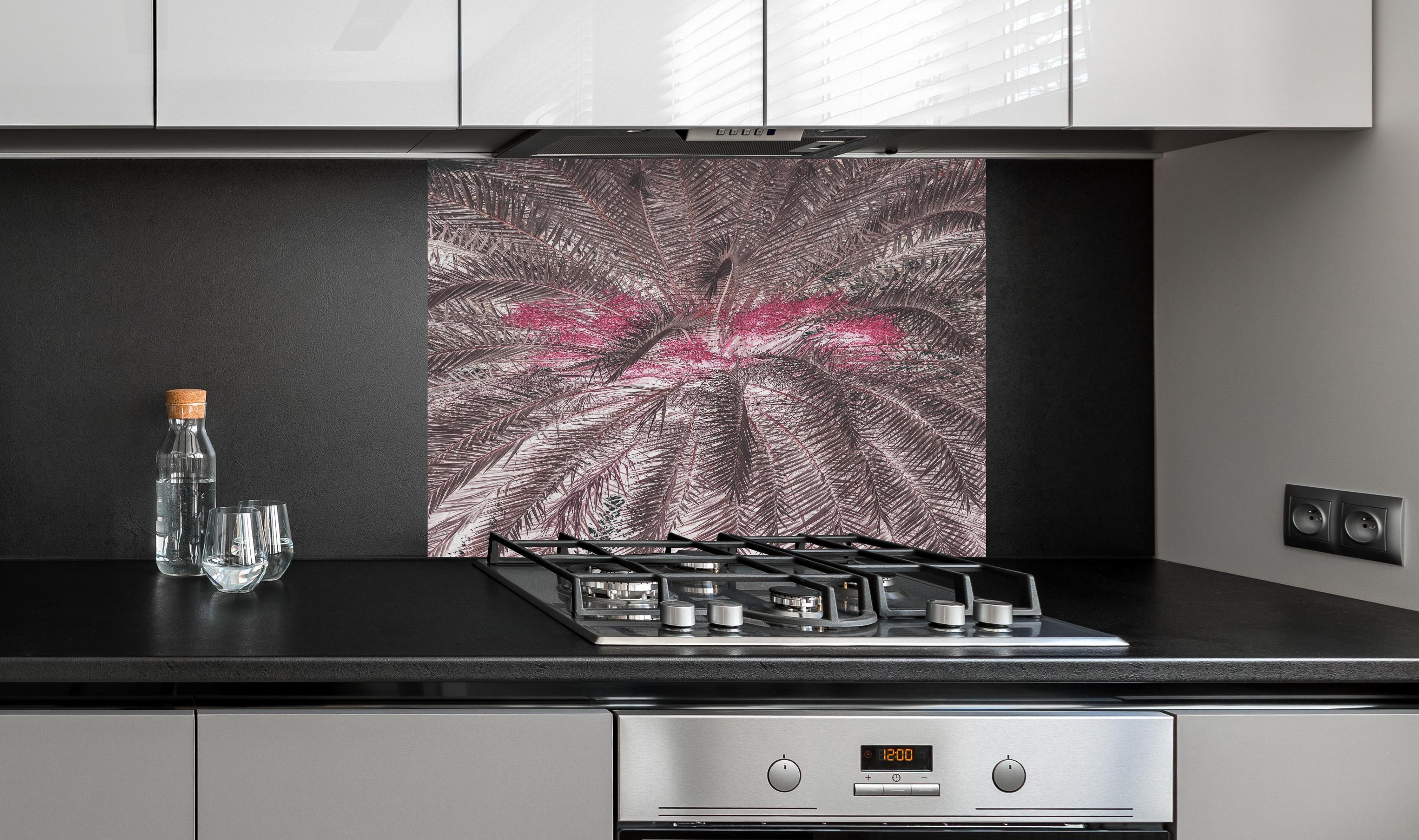 Spritzschutz - Exotic Pink-Purple Palm Texture Close-Up hinter einem Cerankochfeld zwischen Holz-Kochutensilien
