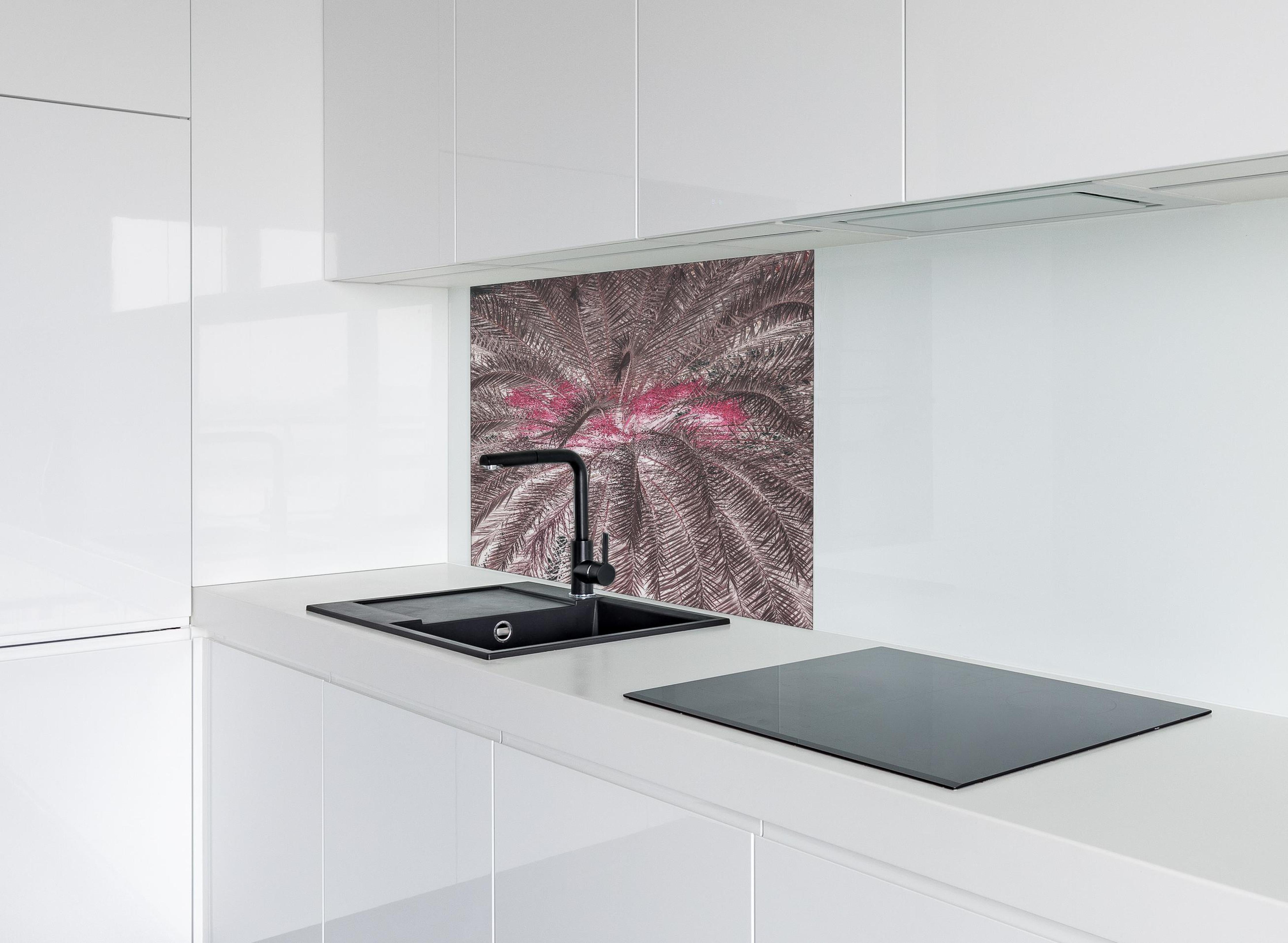 Spritzschutz - Exotic Pink-Purple Palm Texture Close-Up hinter einem Cerankochfeld zwischen Holz-Kochutensilien
