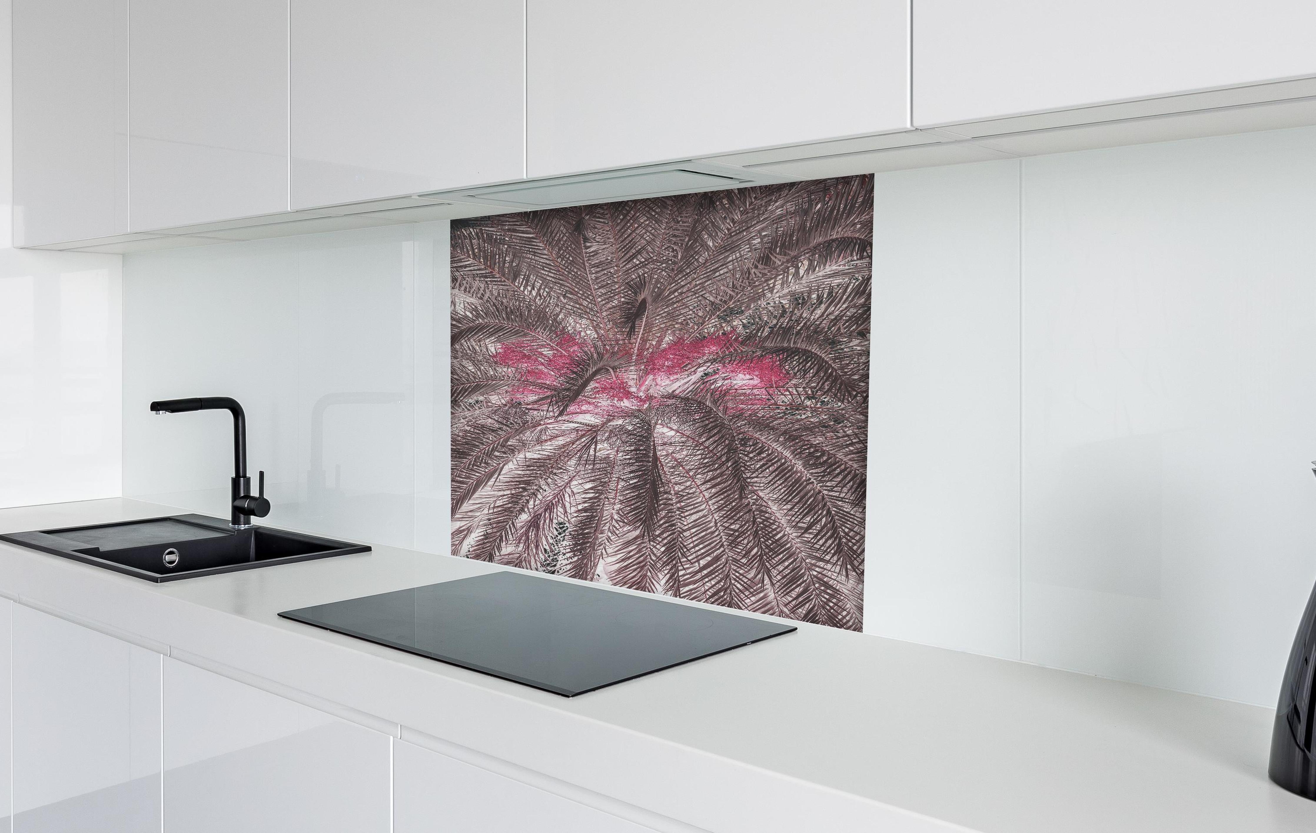 Spritzschutz - Exotic Pink-Purple Palm Texture Close-Up hinter einem Cerankochfeld zwischen Holz-Kochutensilien
