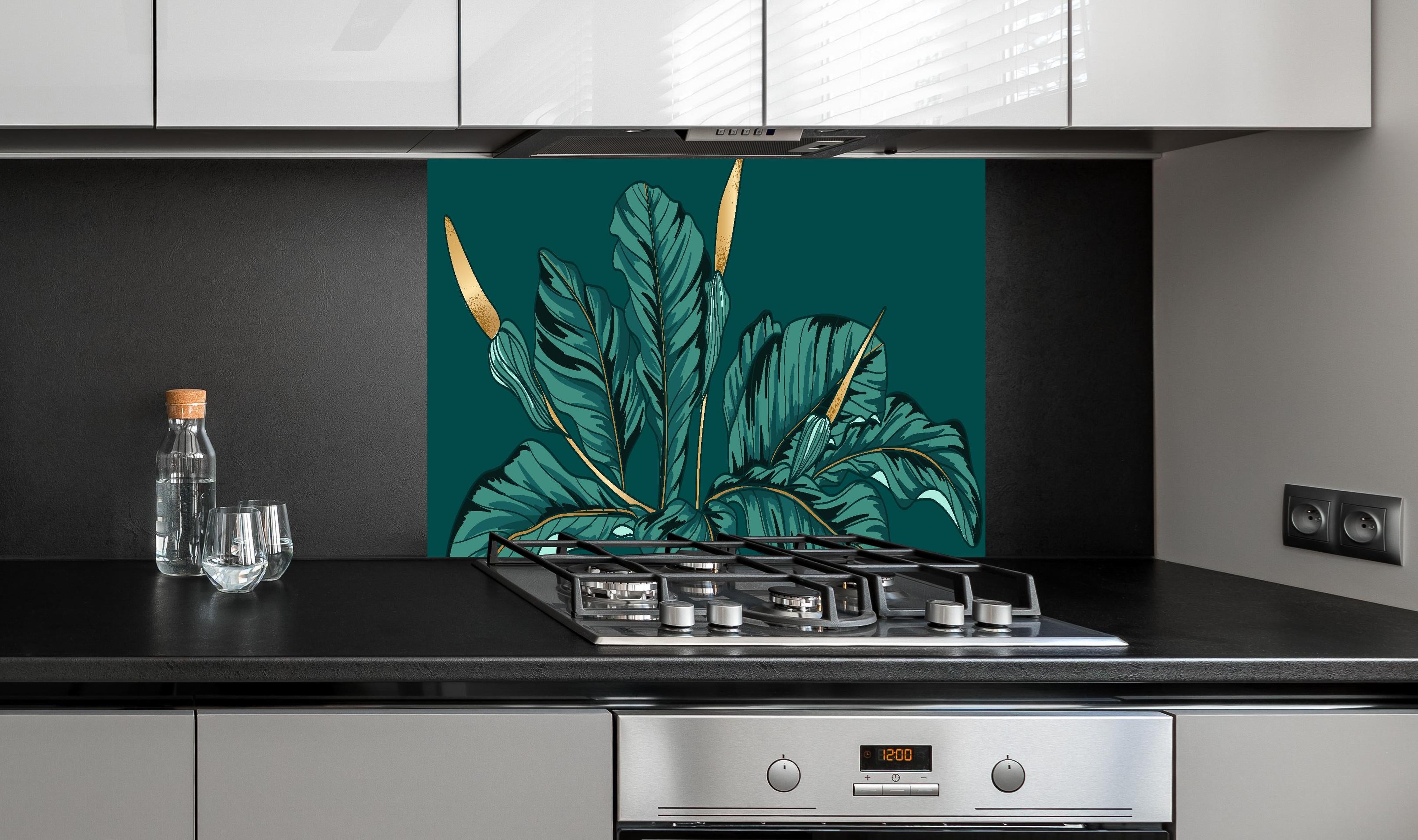 Spritzschutz - Exotische Dschungel-Blatt-Kunstillustration hinter einem Cerankochfeld zwischen Holz-Kochutensilien
