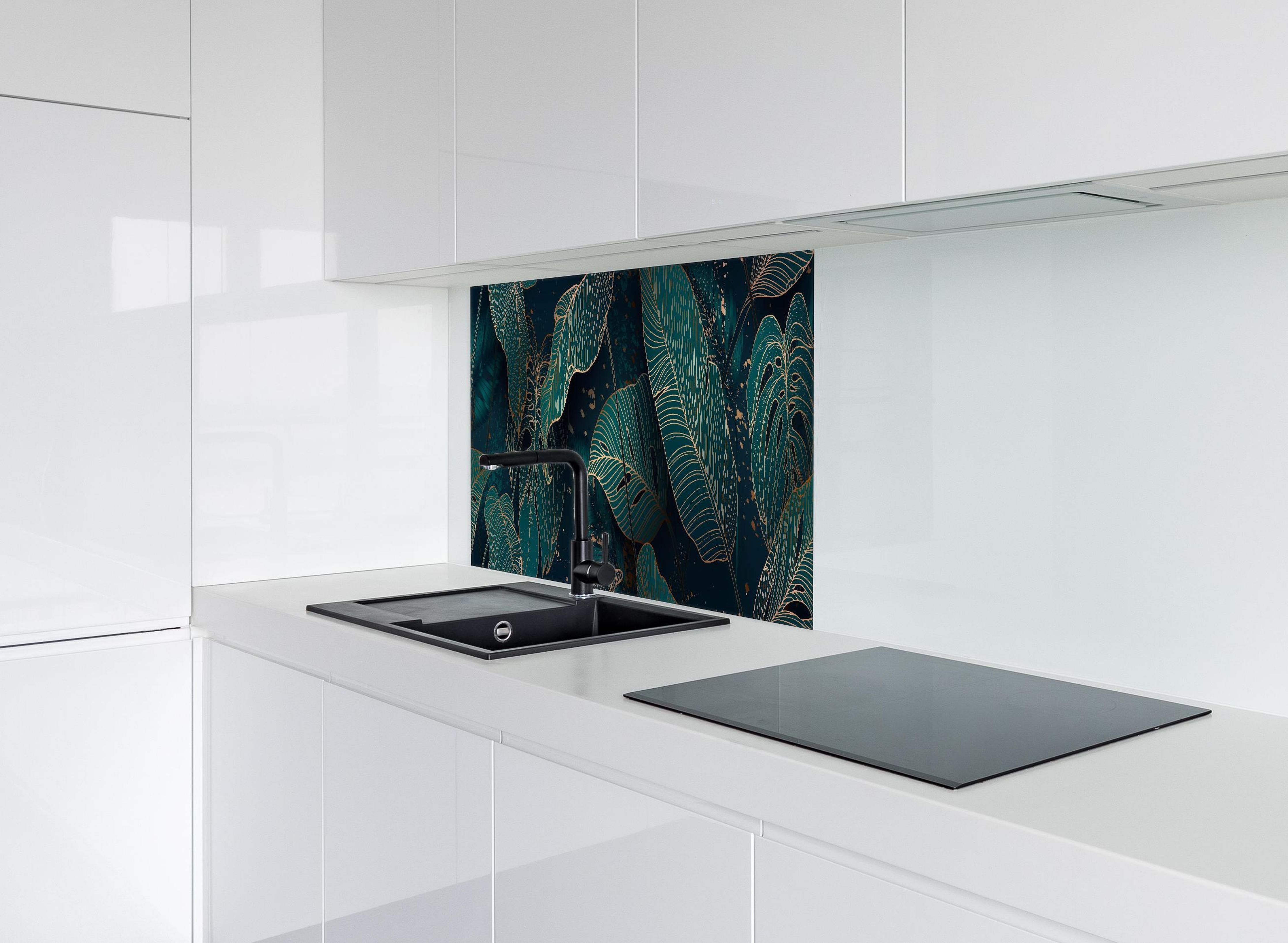 Spritzschutz - Exotische Dunkelgrüne Blätter mit Gold hinter einem Cerankochfeld zwischen Holz-Kochutensilien
