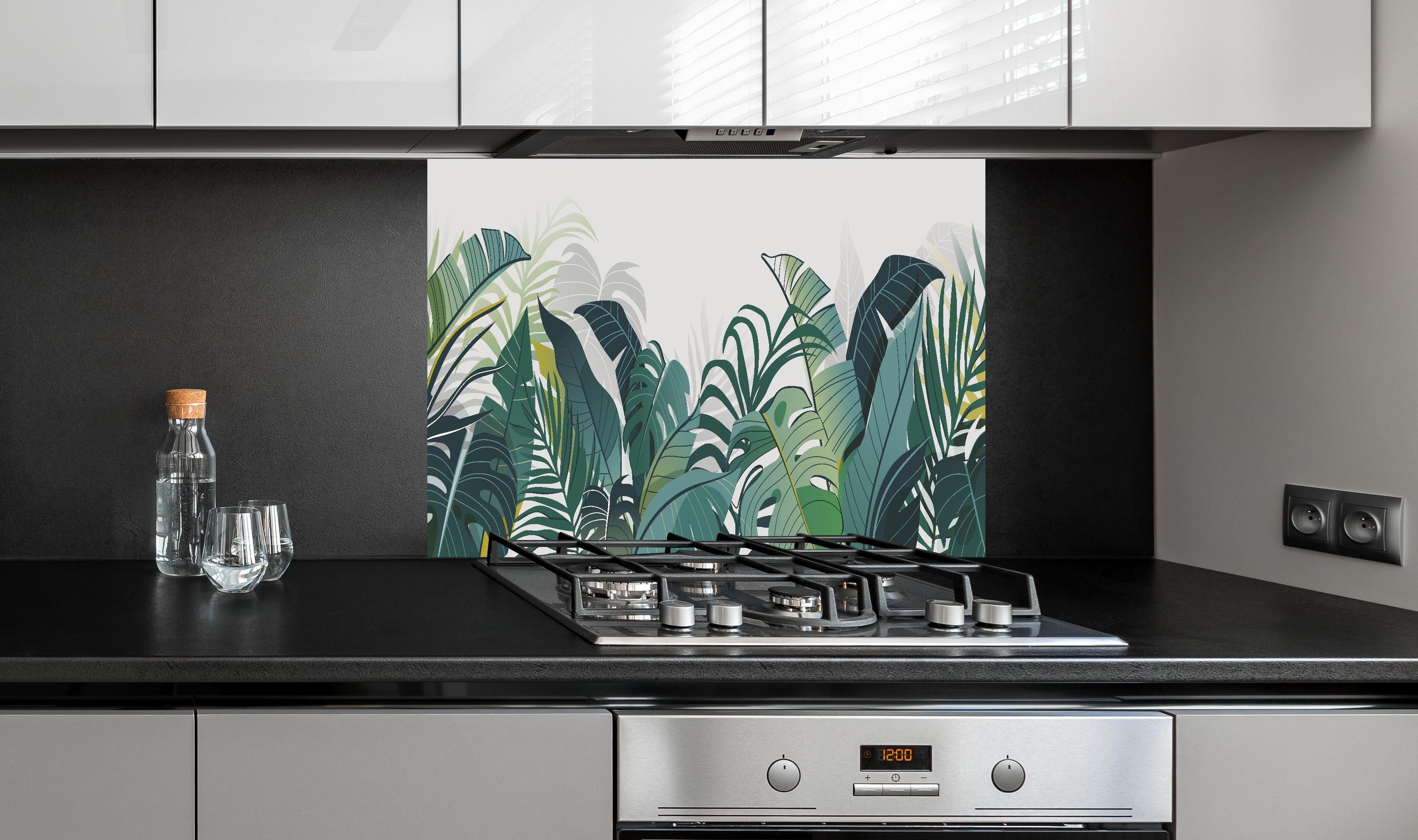 Spritzschutz - Exotische Grünpflanzen Wandkunst Illustration hinter einem Cerankochfeld zwischen Holz-Kochutensilien
