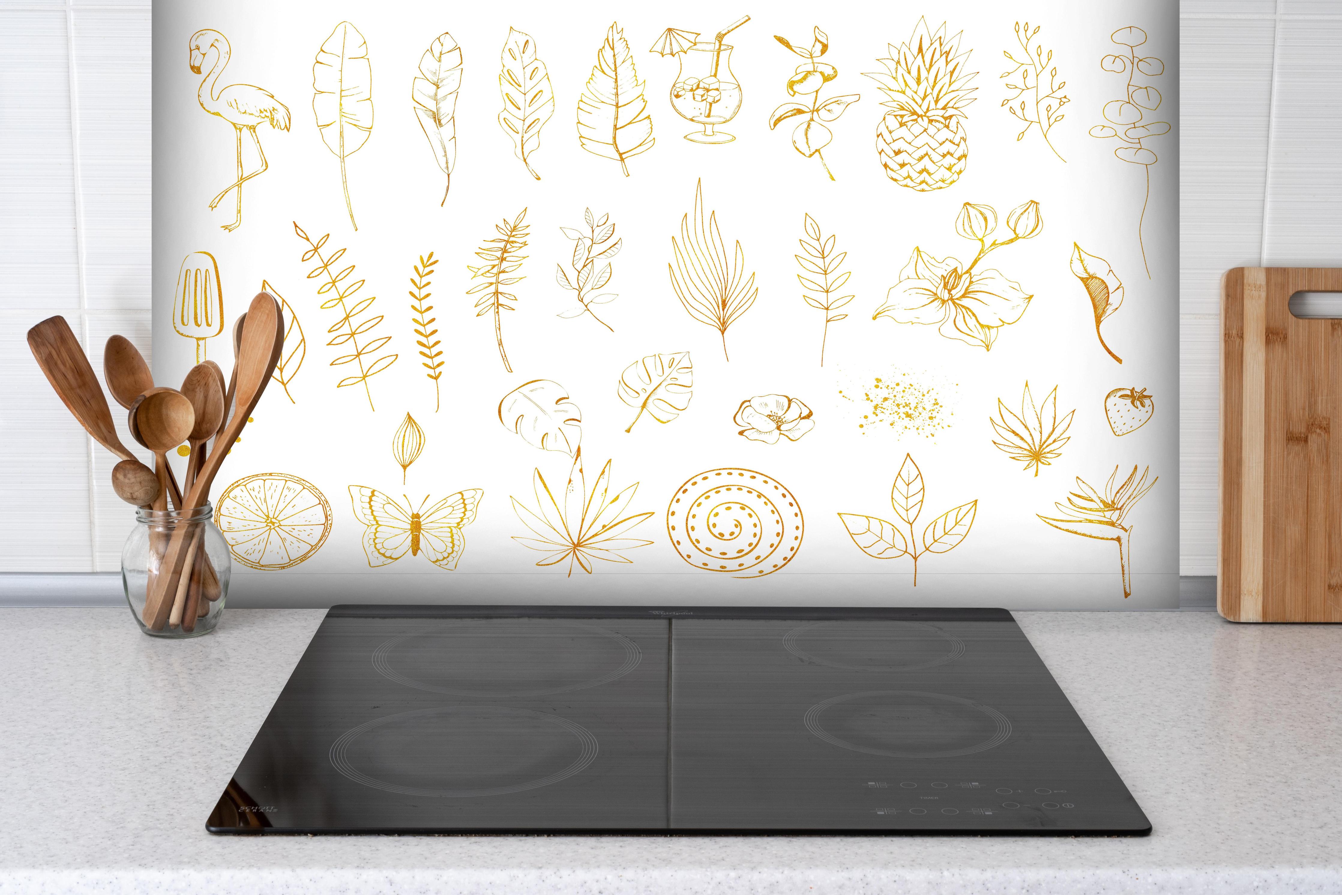 Spritzschutz - Exotische Motive - Zeichenmalerei hinter einem Cerankochfeld zwischen Holz-Kochutensilien
