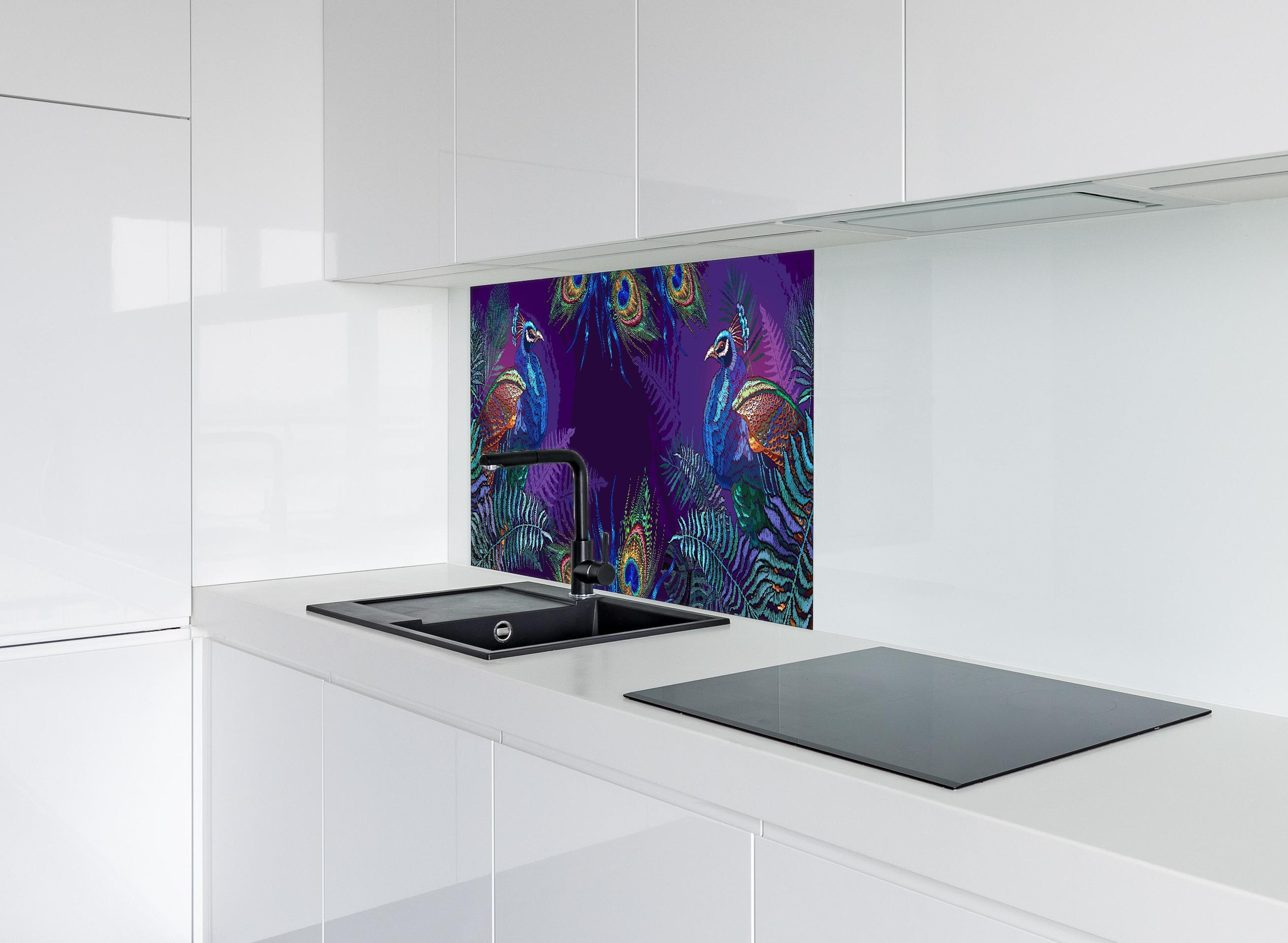 Spritzschutz - Exotische Pfauen und Palmen Stickerei Kunst hinter einem Cerankochfeld zwischen Holz-Kochutensilien
