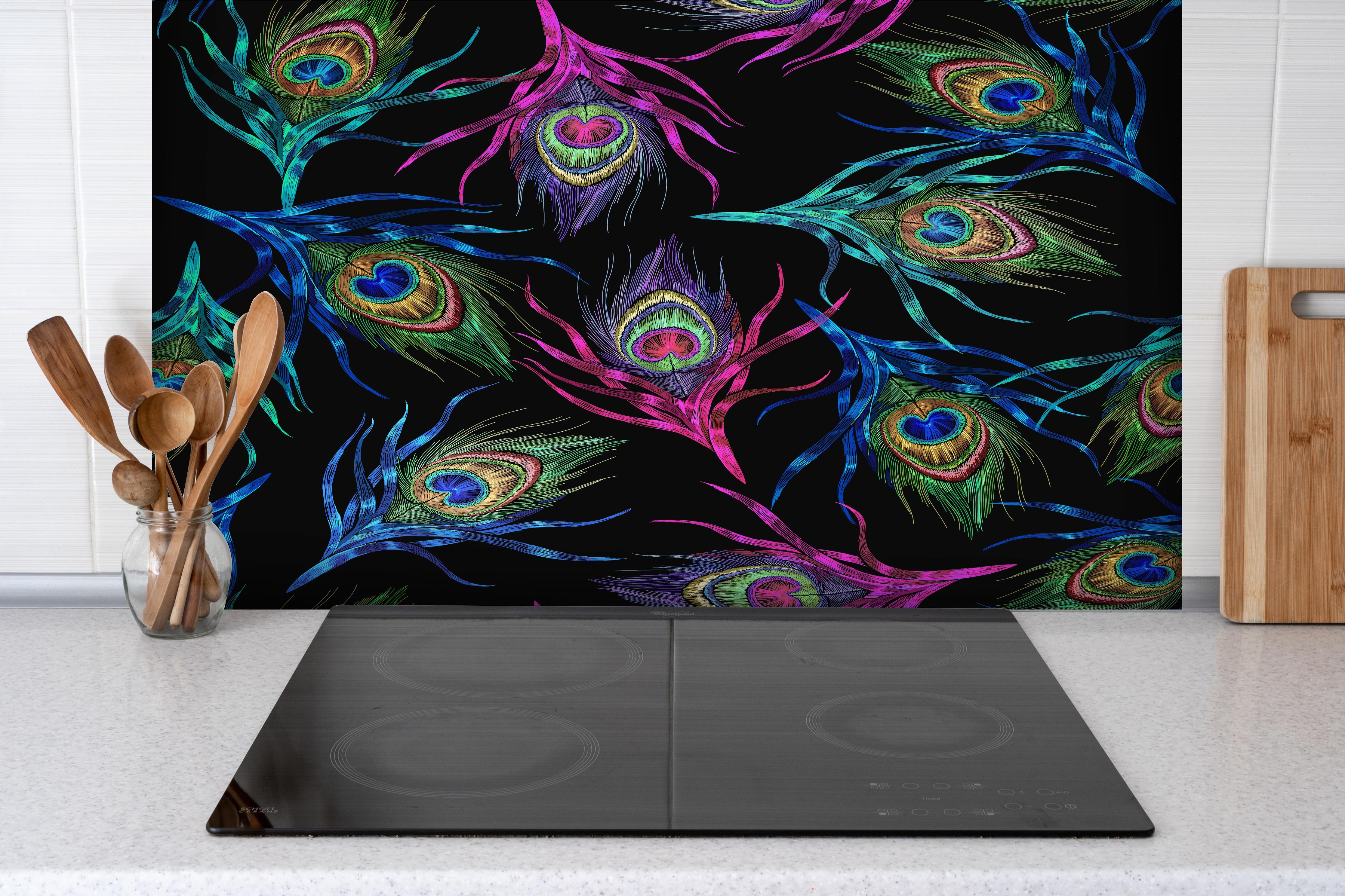 Spritzschutz - Exotische Pfauenfedern Nahtlos Pattern hinter einem Cerankochfeld zwischen Holz-Kochutensilien
