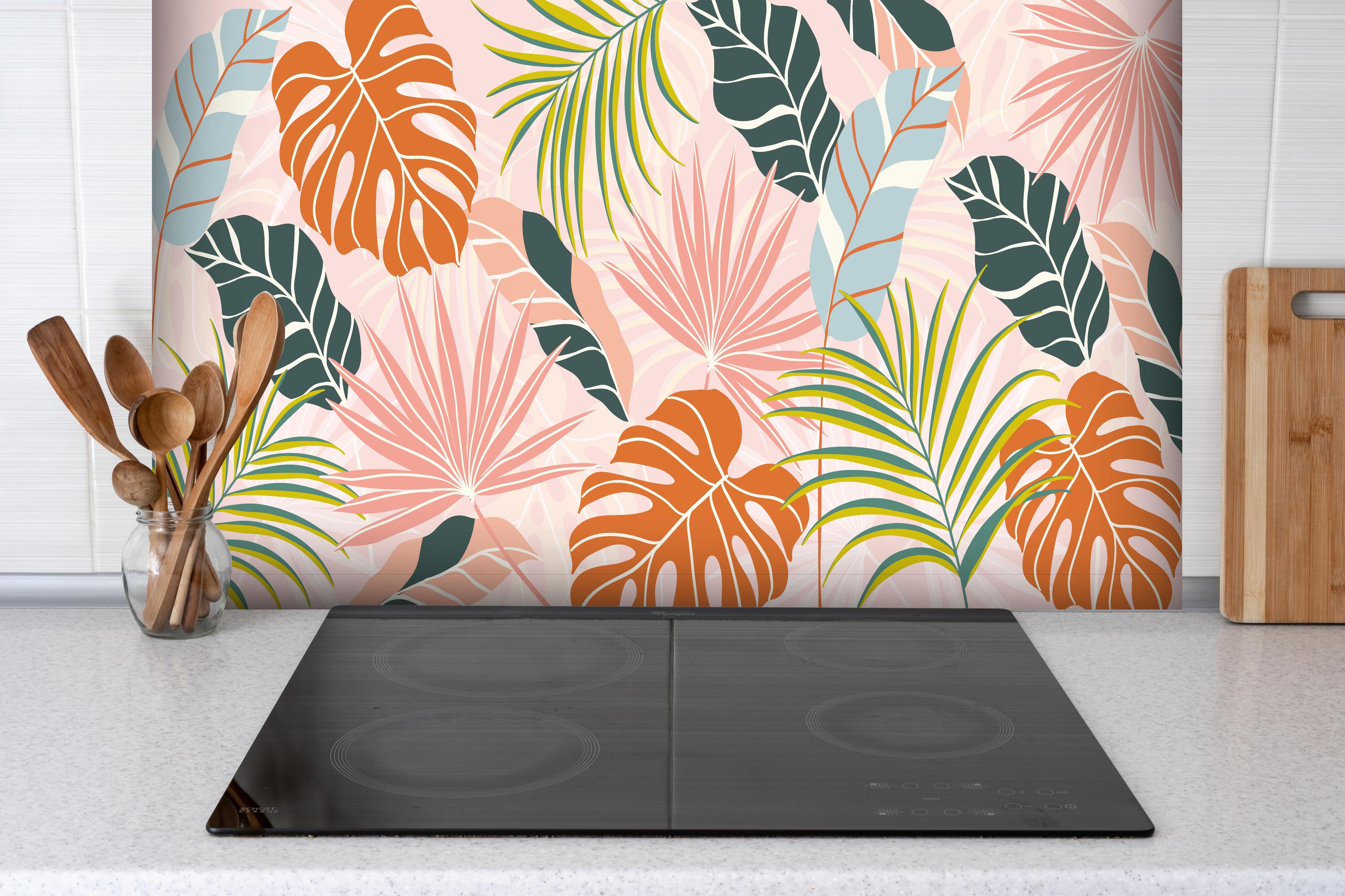 Spritzschutz - Exotische Pflanzenmuster Pastellfarben Tapete hinter einem Cerankochfeld zwischen Holz-Kochutensilien
