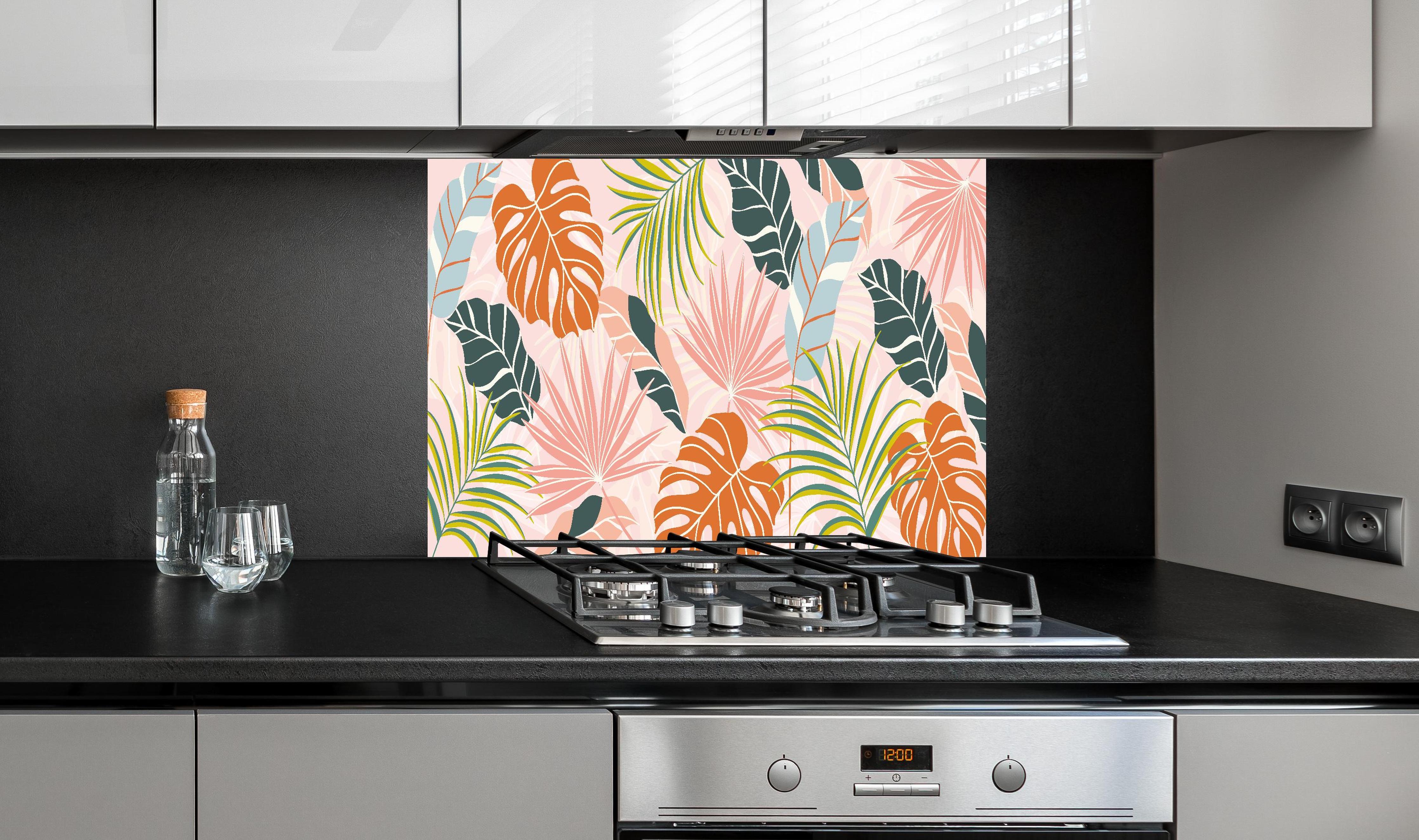 Spritzschutz - Exotische Pflanzenmuster Pastellfarben Tapete hinter einem Cerankochfeld zwischen Holz-Kochutensilien
