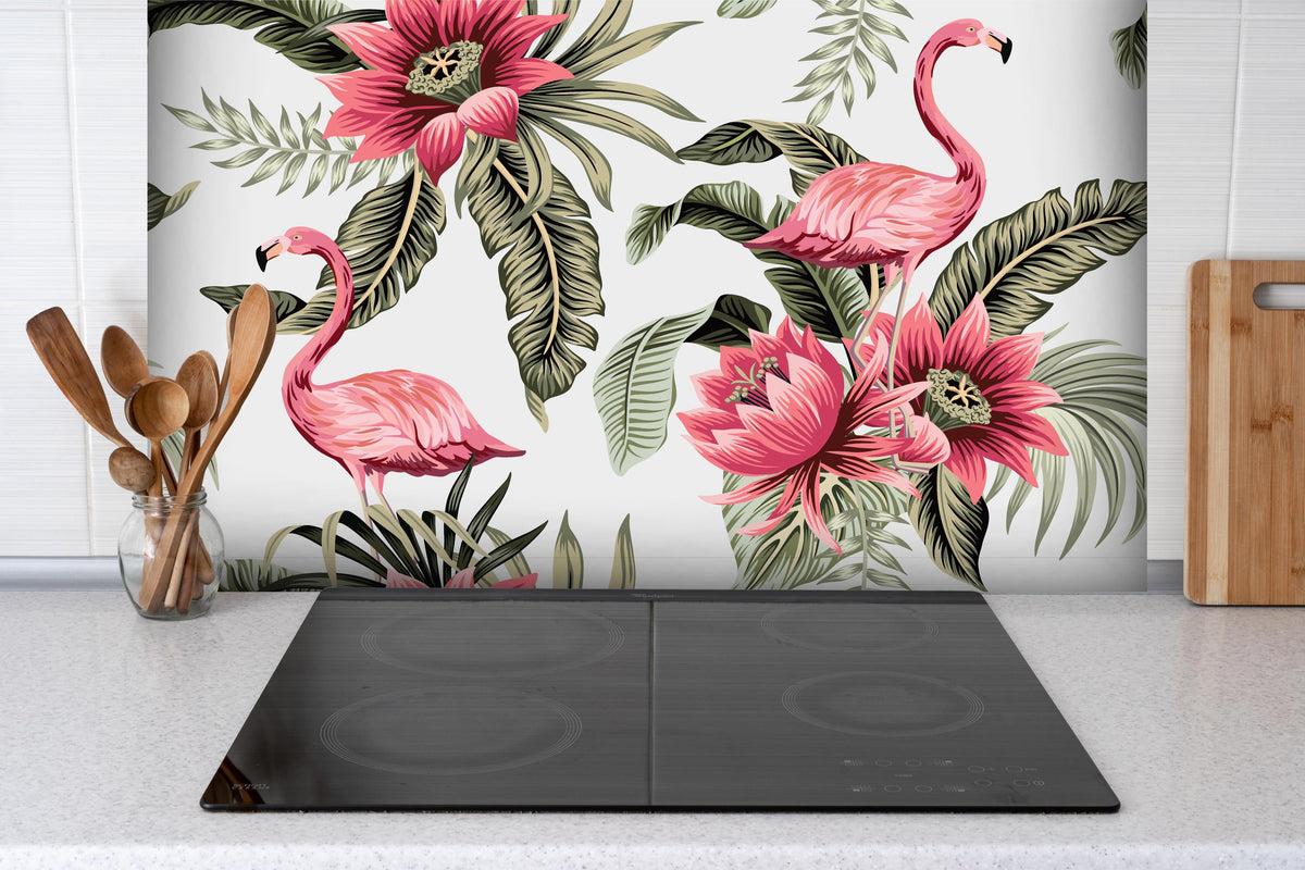 Spritzschutz - Exotischer Flamingo und Blumen Musterdruck hinter einem Cerankochfeld zwischen Holz-Kochutensilien
