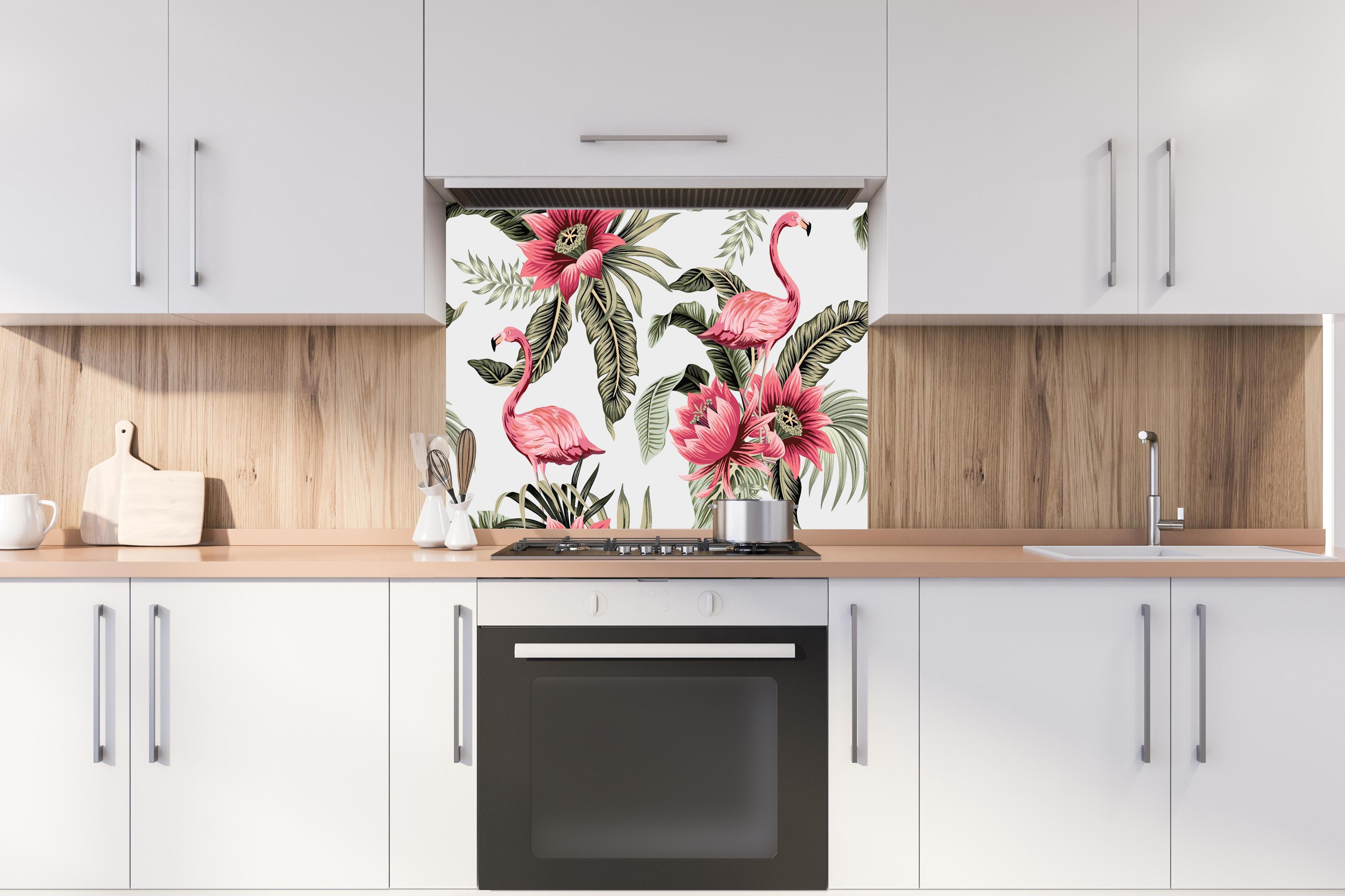 Spritzschutz - Exotischer Flamingo und Blumen Musterdruck hinter einem Cerankochfeld zwischen Holz-Kochutensilien
