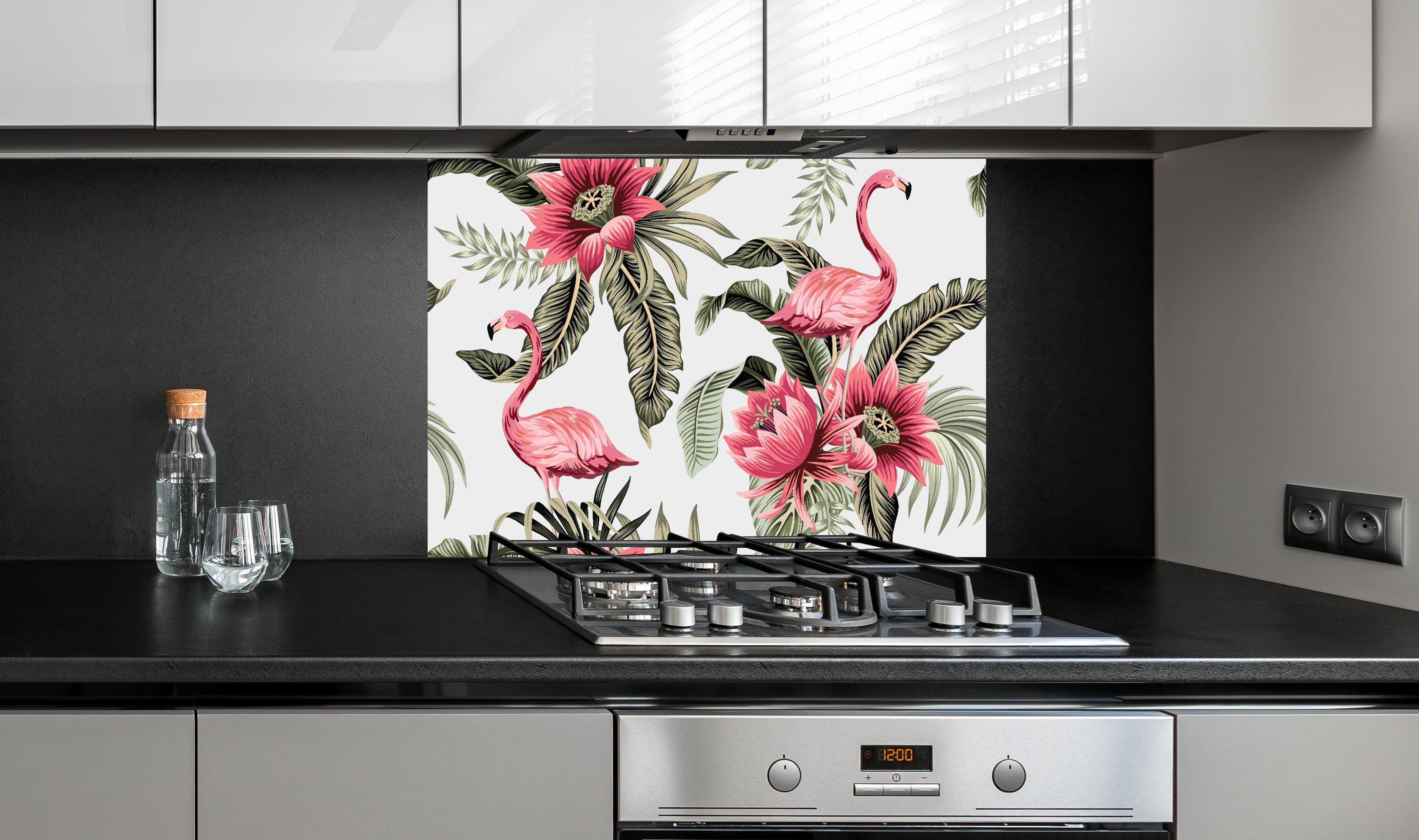 Spritzschutz - Exotischer Flamingo und Blumen Musterdruck hinter einem Cerankochfeld zwischen Holz-Kochutensilien
