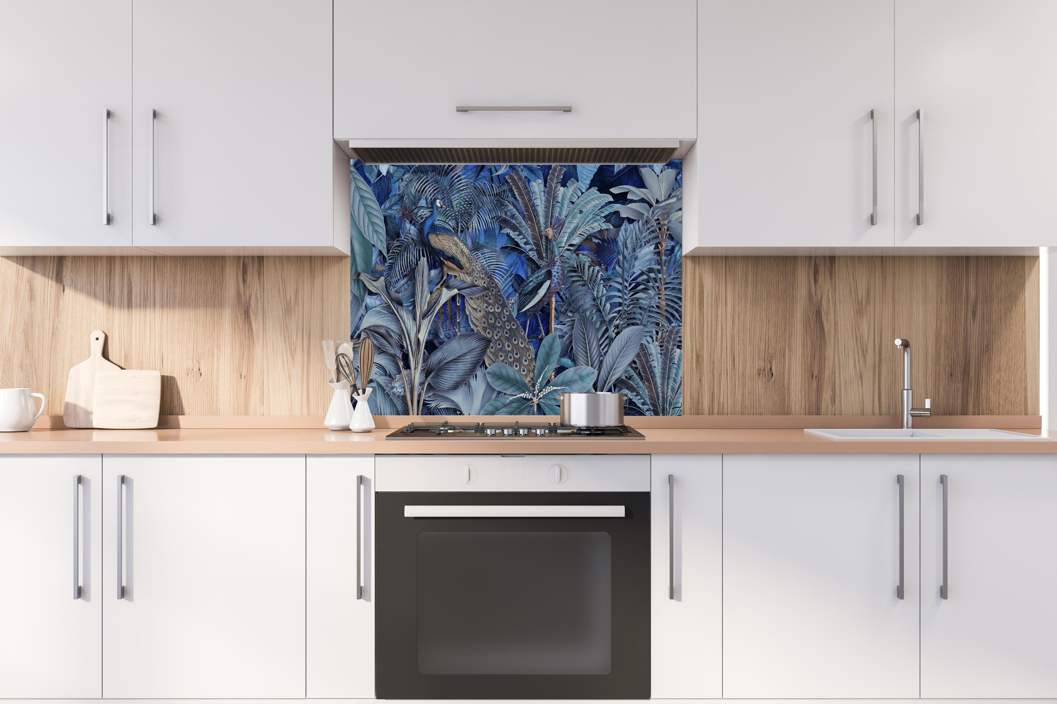 Spritzschutz - Exotischer Garten - Blaue Pfauen hinter einem Cerankochfeld zwischen Holz-Kochutensilien
