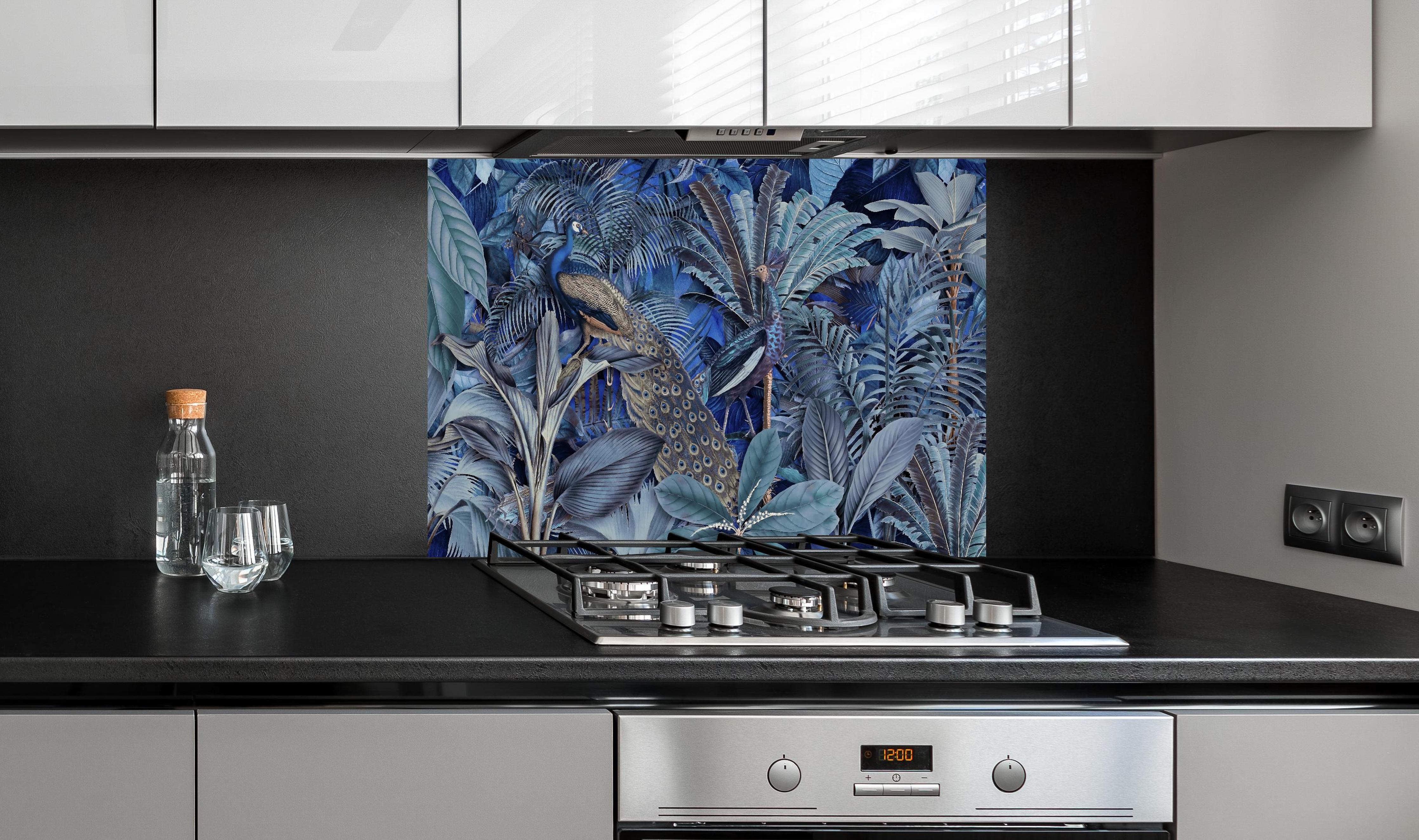 Spritzschutz - Exotischer Garten - Blaue Pfauen hinter einem Cerankochfeld zwischen Holz-Kochutensilien
