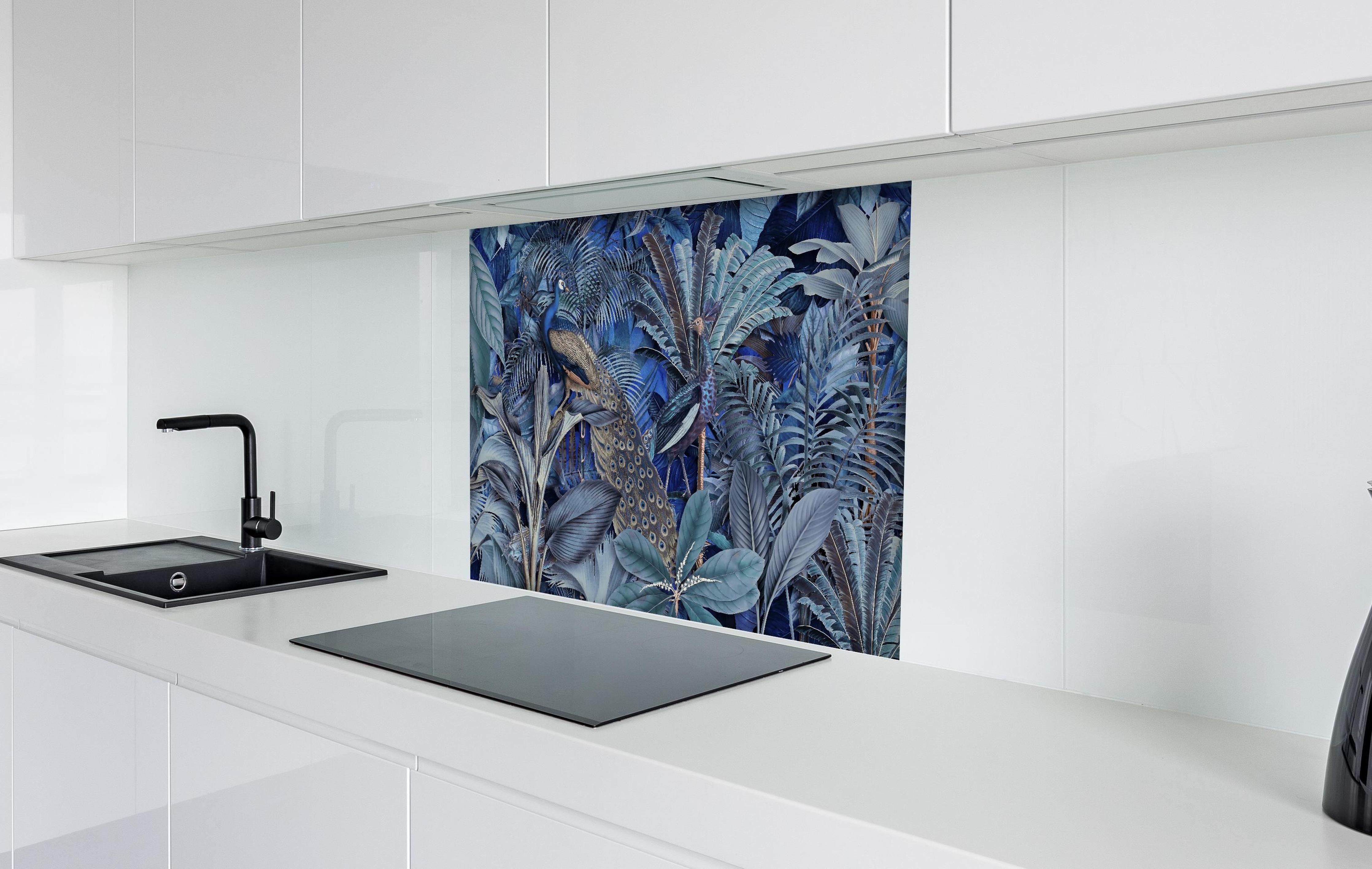 Spritzschutz - Exotischer Garten - Blaue Pfauen hinter einem Cerankochfeld zwischen Holz-Kochutensilien
