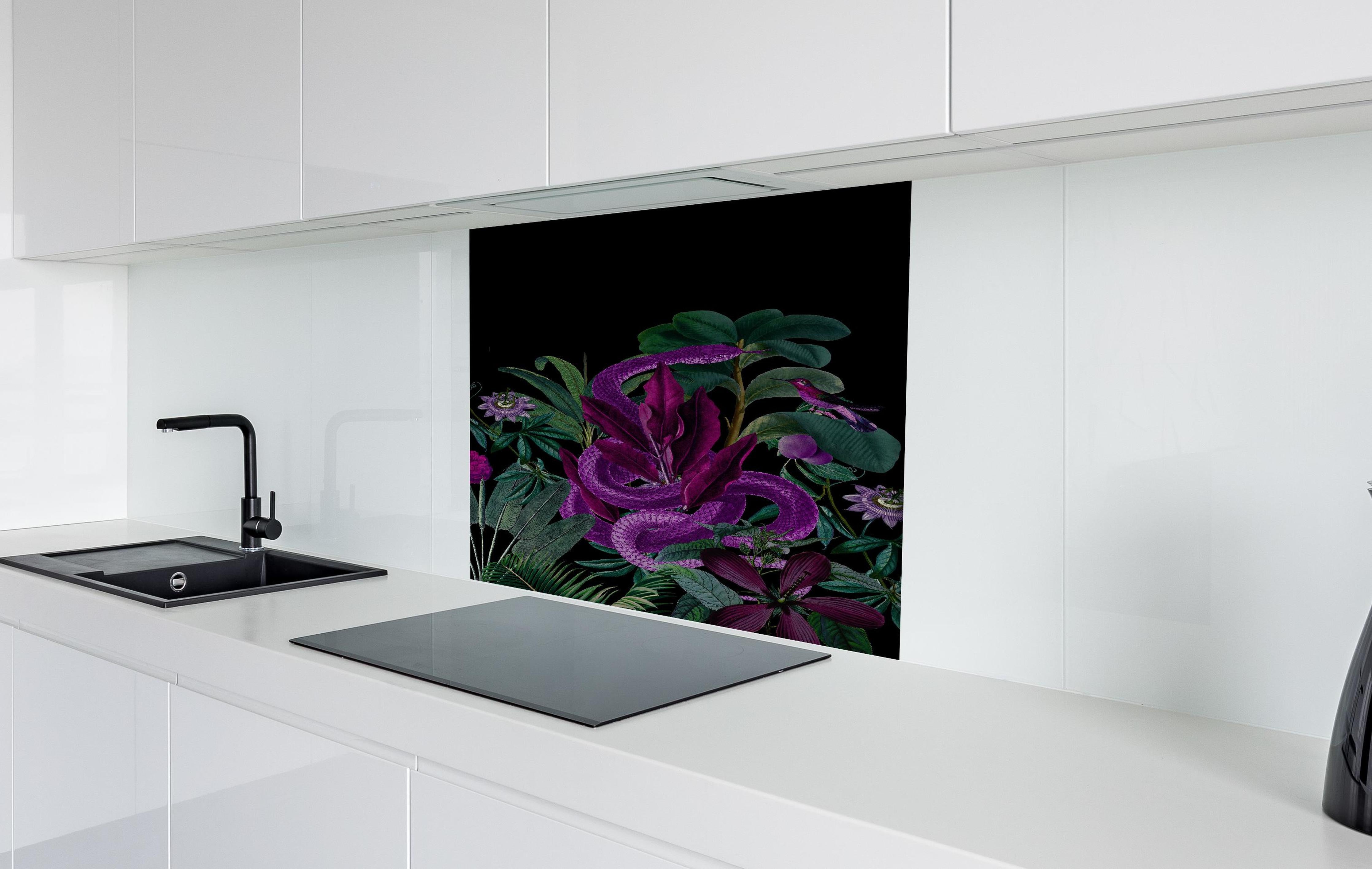 Spritzschutz - Exotischer Schlangenprint in Lila und Grün hinter einem Cerankochfeld zwischen Holz-Kochutensilien
