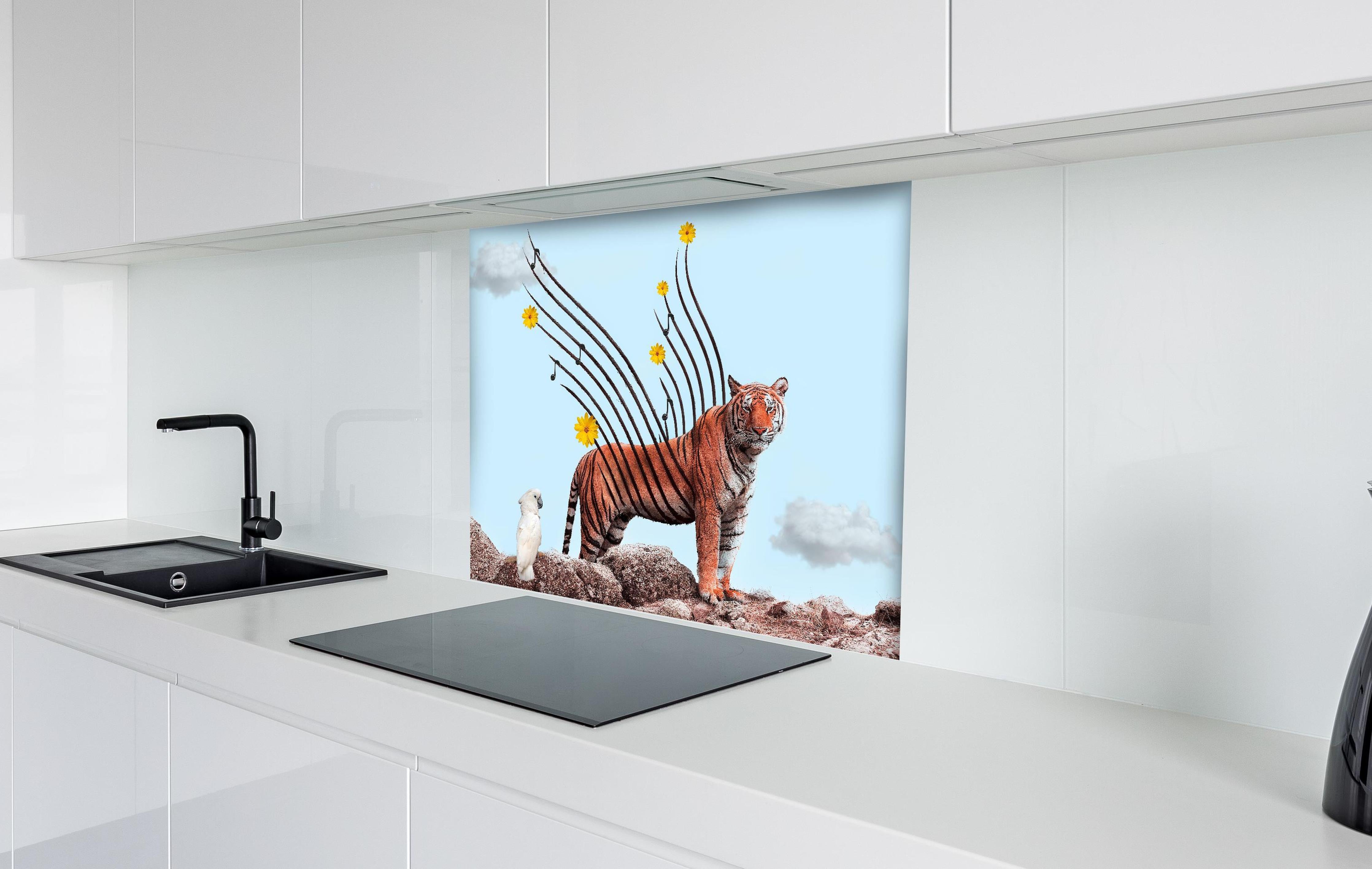 Spritzschutz - Exotischer Tiger - Grafik hinter einem Cerankochfeld zwischen Holz-Kochutensilien
