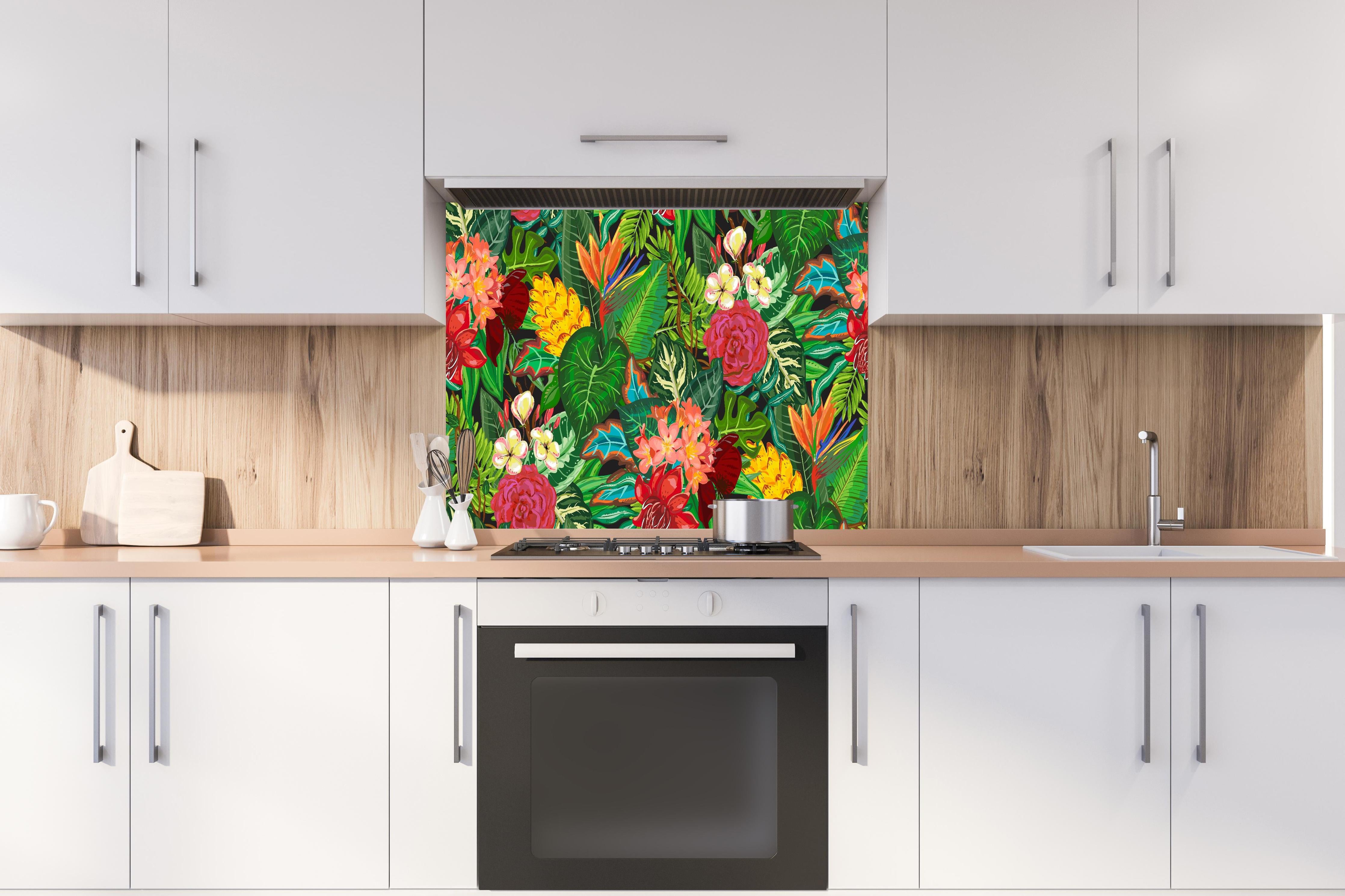 Spritzschutz - Exotisches Blumen-Dschungel-Design Tapete hinter einem Cerankochfeld zwischen Holz-Kochutensilien
