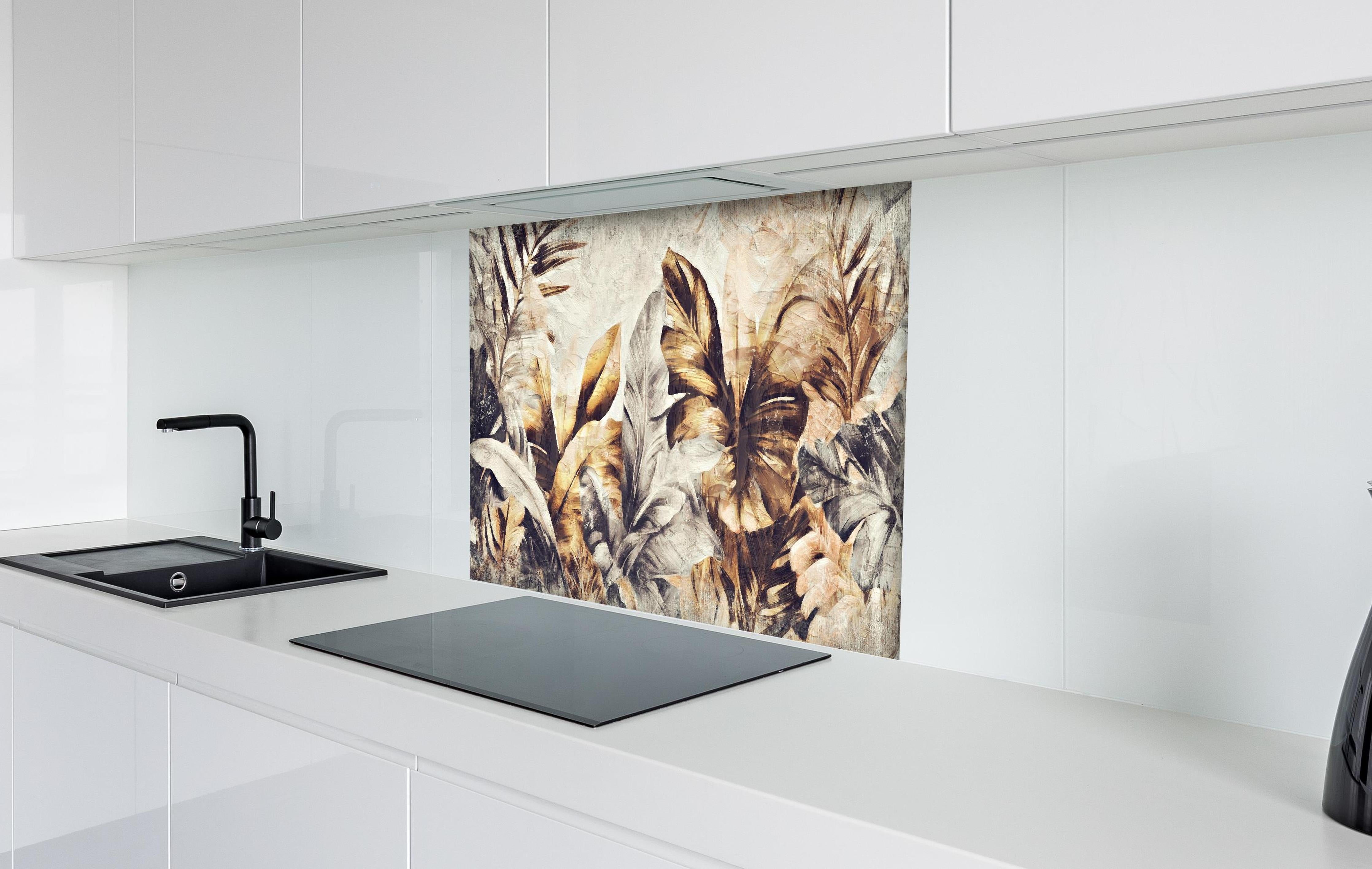 Spritzschutz - Exotisches Dschungel Kunst Panorama in Pastelltönen hinter einem Cerankochfeld zwischen Holz-Kochutensilien
