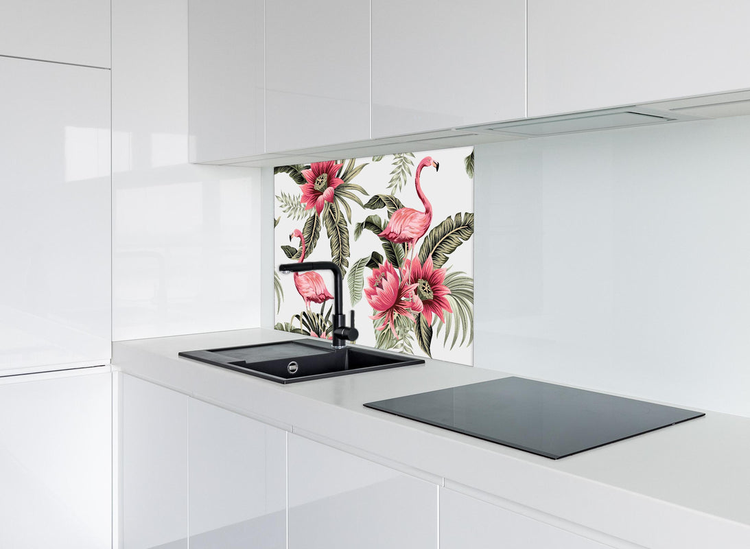 Spritzschutz - Exotisches Flamingo Blumen Design hinter einem Cerankochfeld zwischen Holz-Kochutensilien
