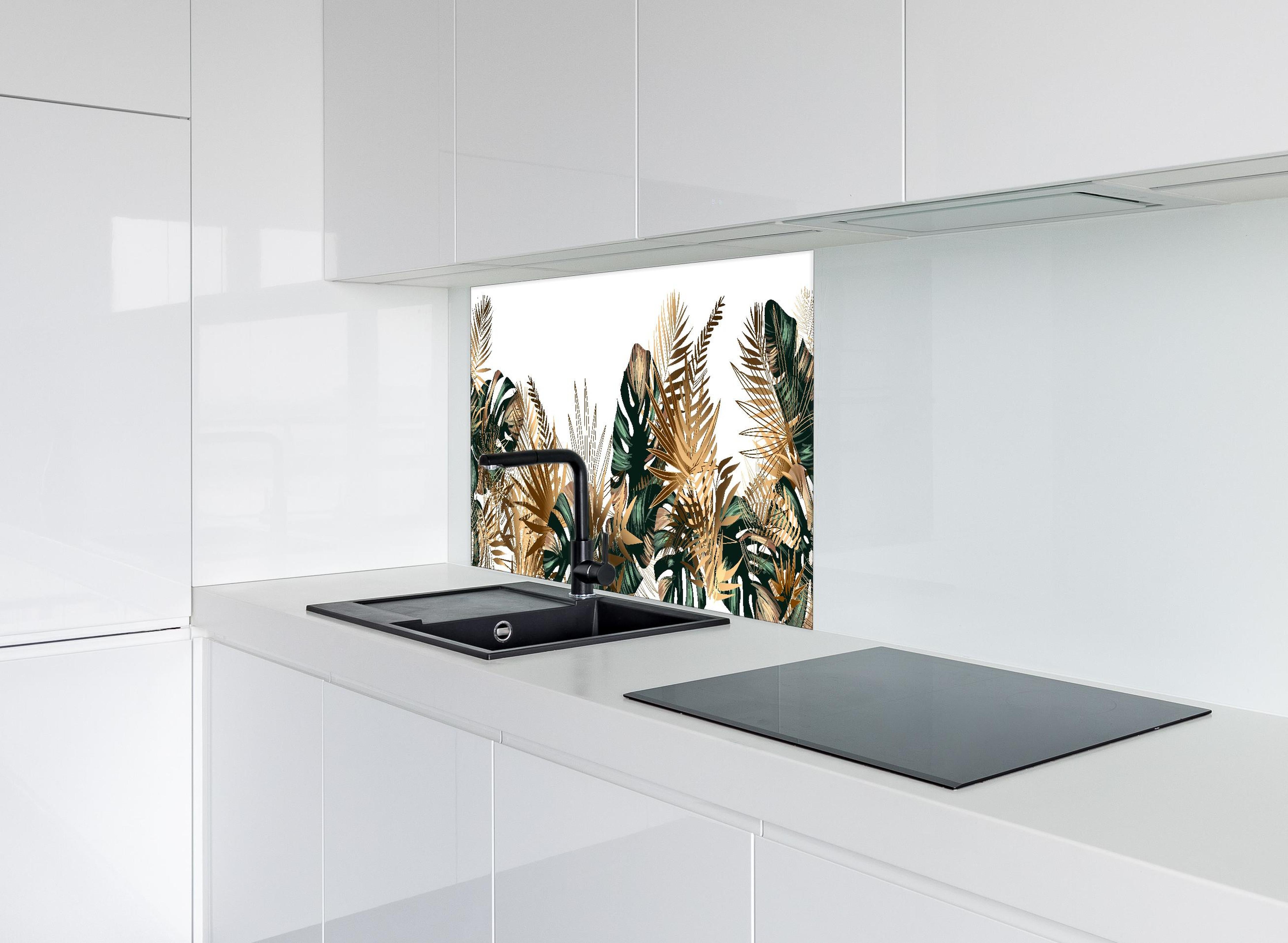 Spritzschutz - Exotisches Gold-Grün Palmenblatt Muster hinter einem Cerankochfeld zwischen Holz-Kochutensilien
