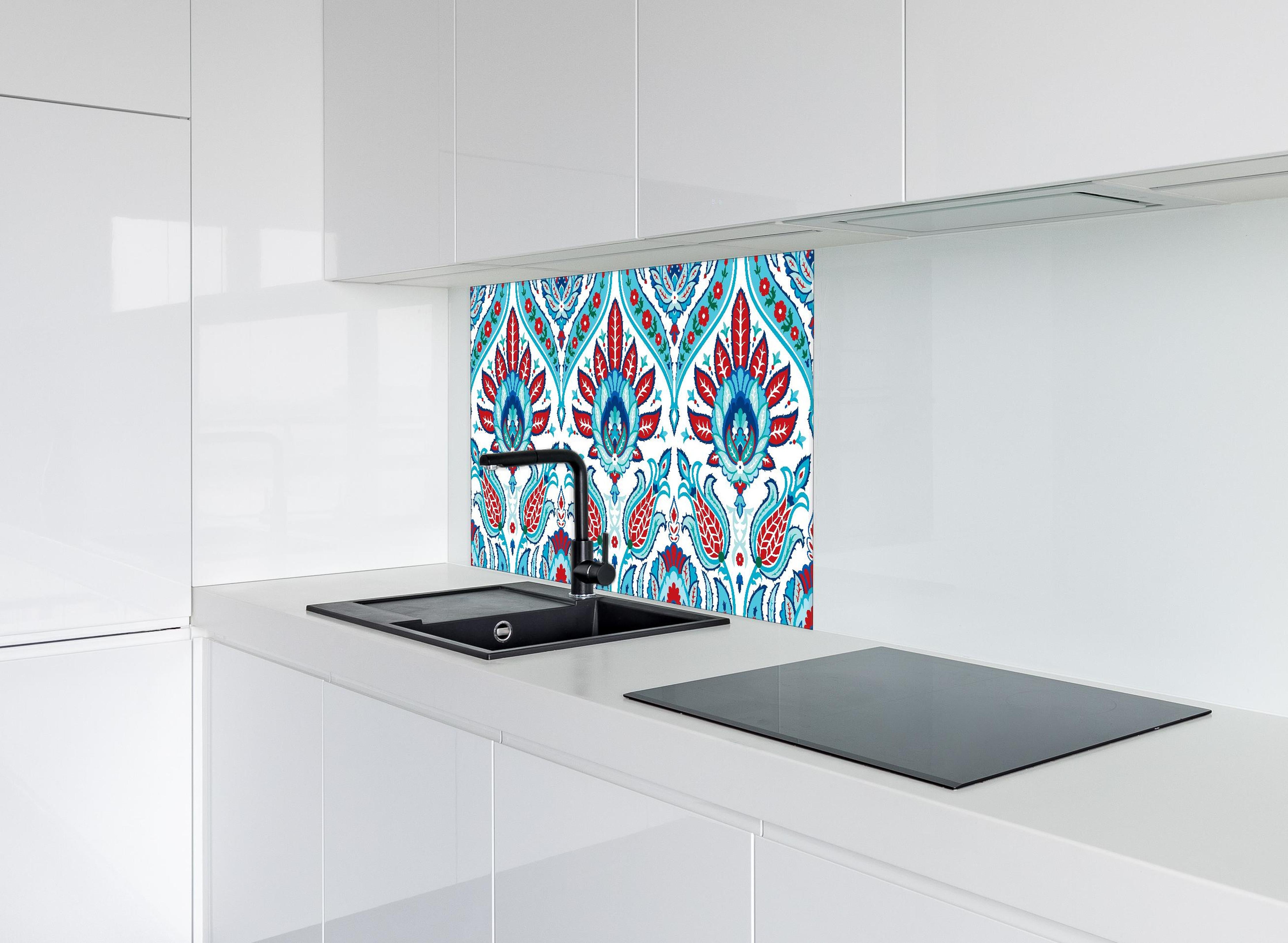 Spritzschutz - Exotisches Türkis-Rotes Paisley-Muster Print hinter einem Cerankochfeld zwischen Holz-Kochutensilien
