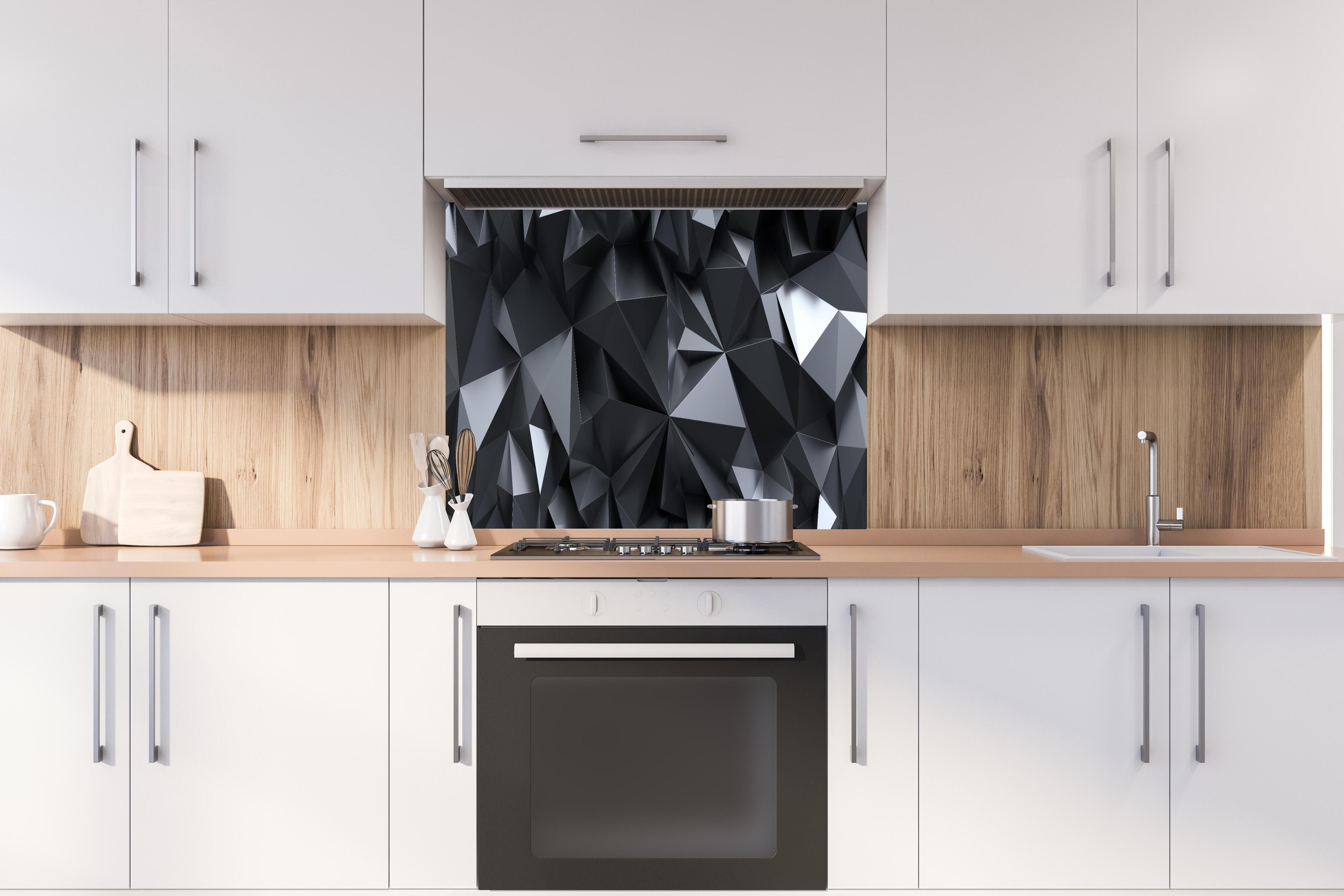 Spritzschutz - Facettierte Schwarze Kristallmakropanorama hinter einem Cerankochfeld zwischen Holz-Kochutensilien
