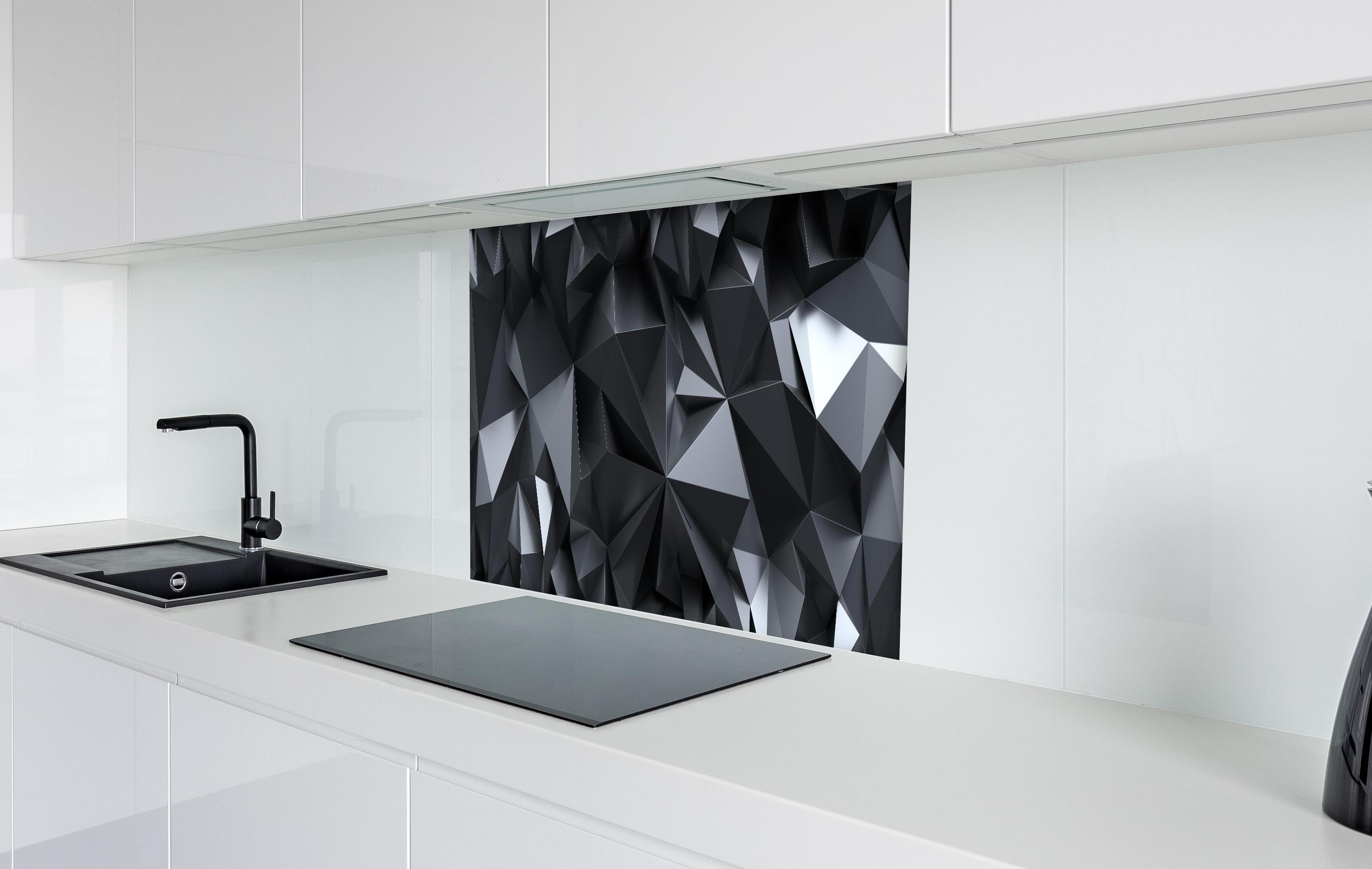 Spritzschutz - Facettierte Schwarze Kristallmakropanorama hinter einem Cerankochfeld zwischen Holz-Kochutensilien
