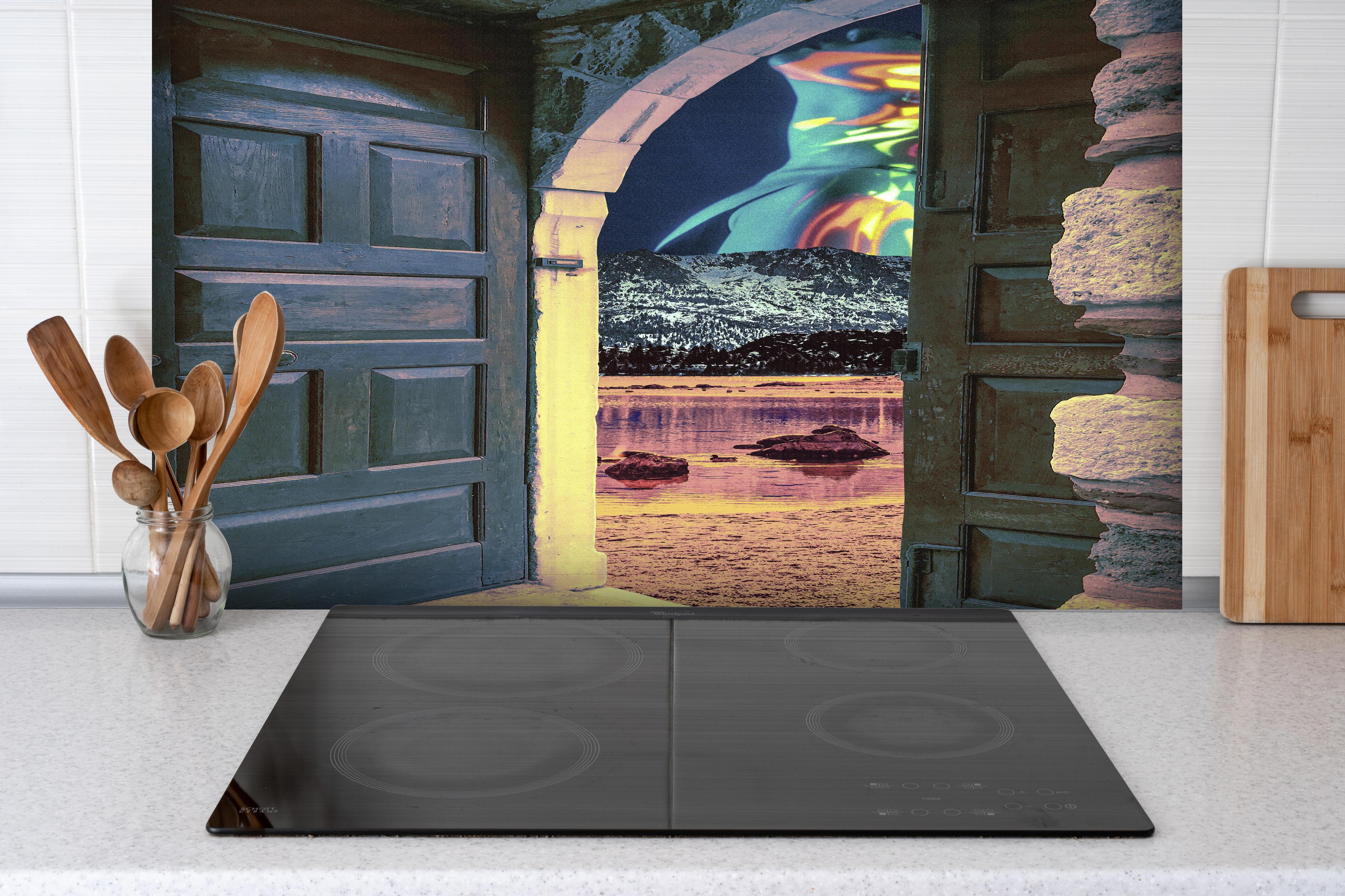 Spritzschutz - Fantasievoller Blauer Torweg in Märchenwelt hinter einem Cerankochfeld zwischen Holz-Kochutensilien
