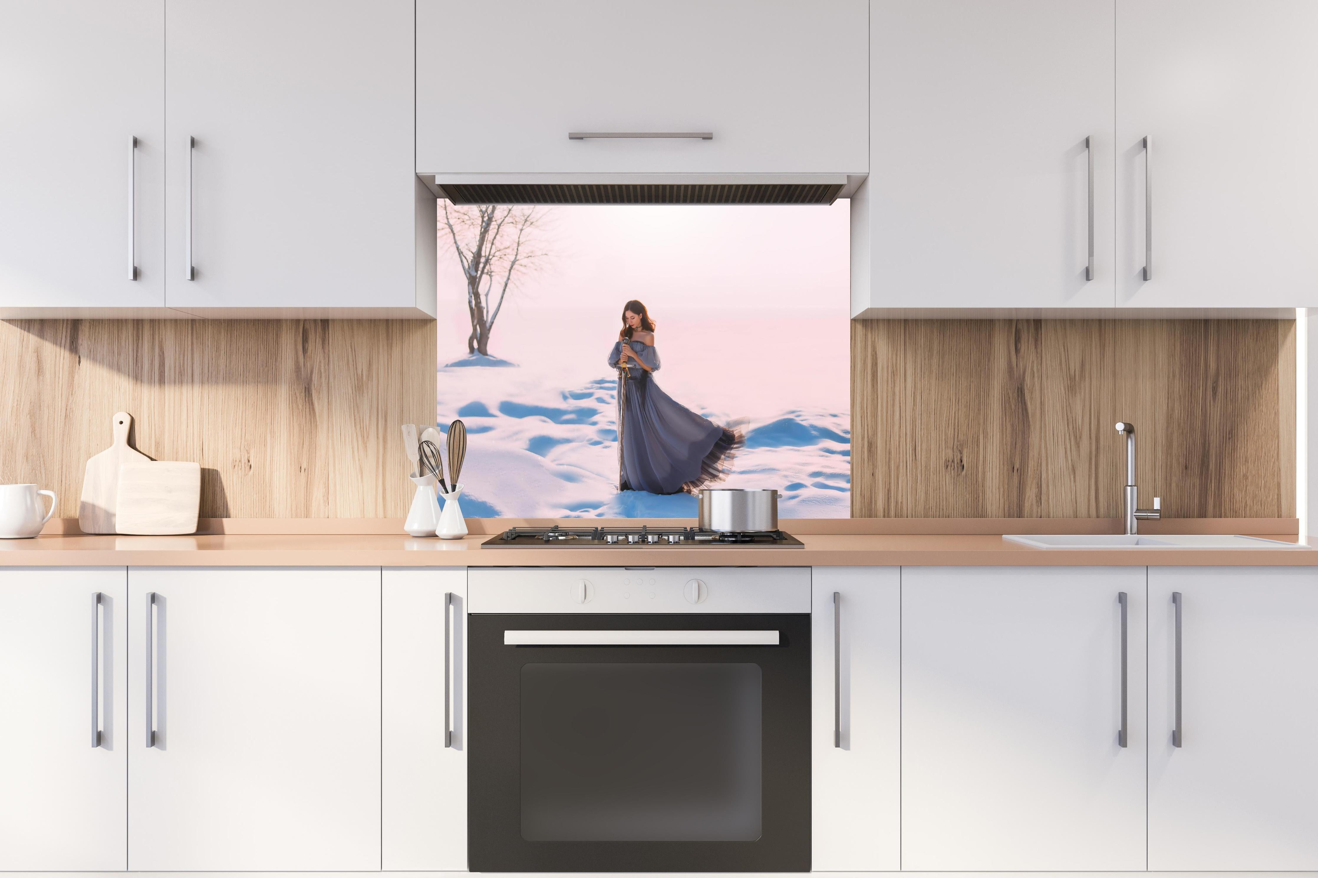 Spritzschutz - Fantasy Prinzessin in Winterlandschaft hinter einem Cerankochfeld zwischen Holz-Kochutensilien
