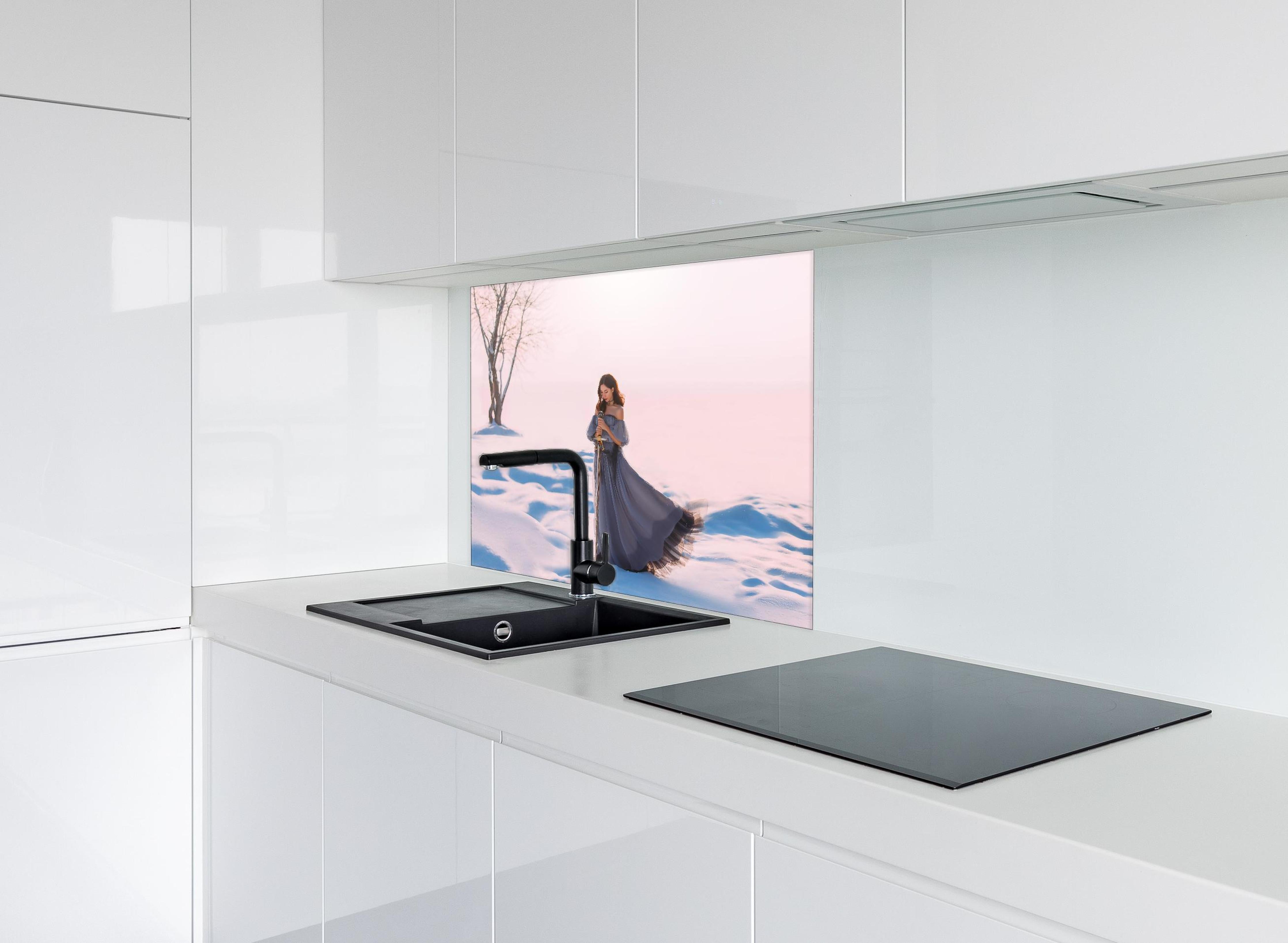 Spritzschutz - Fantasy Prinzessin in Winterlandschaft hinter einem Cerankochfeld zwischen Holz-Kochutensilien
