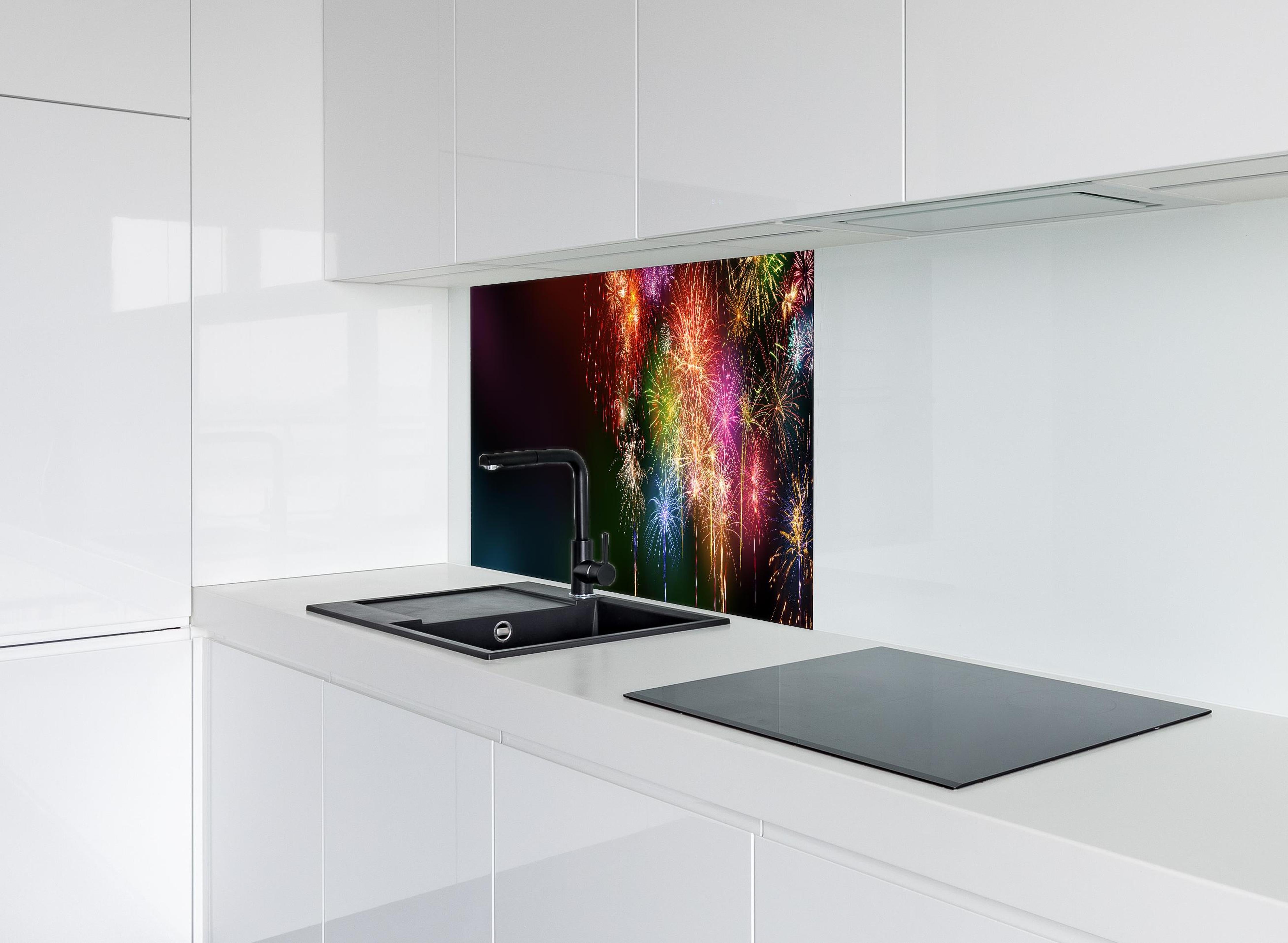 Spritzschutz - Farbenfrohe Feuerwerk-Show am Nachthimmel hinter einem Cerankochfeld zwischen Holz-Kochutensilien
